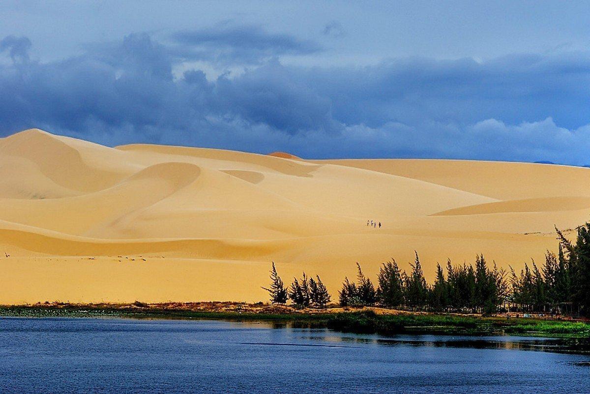 Sở hữu b&atilde;i biển trong xanh c&ugrave;ng nhiều thắng cảnh nổi tiếng, Mũi N&eacute; - Phan Thiết thu h&uacute;t h&agrave;ng triệu du kh&aacute;ch mỗi năm.