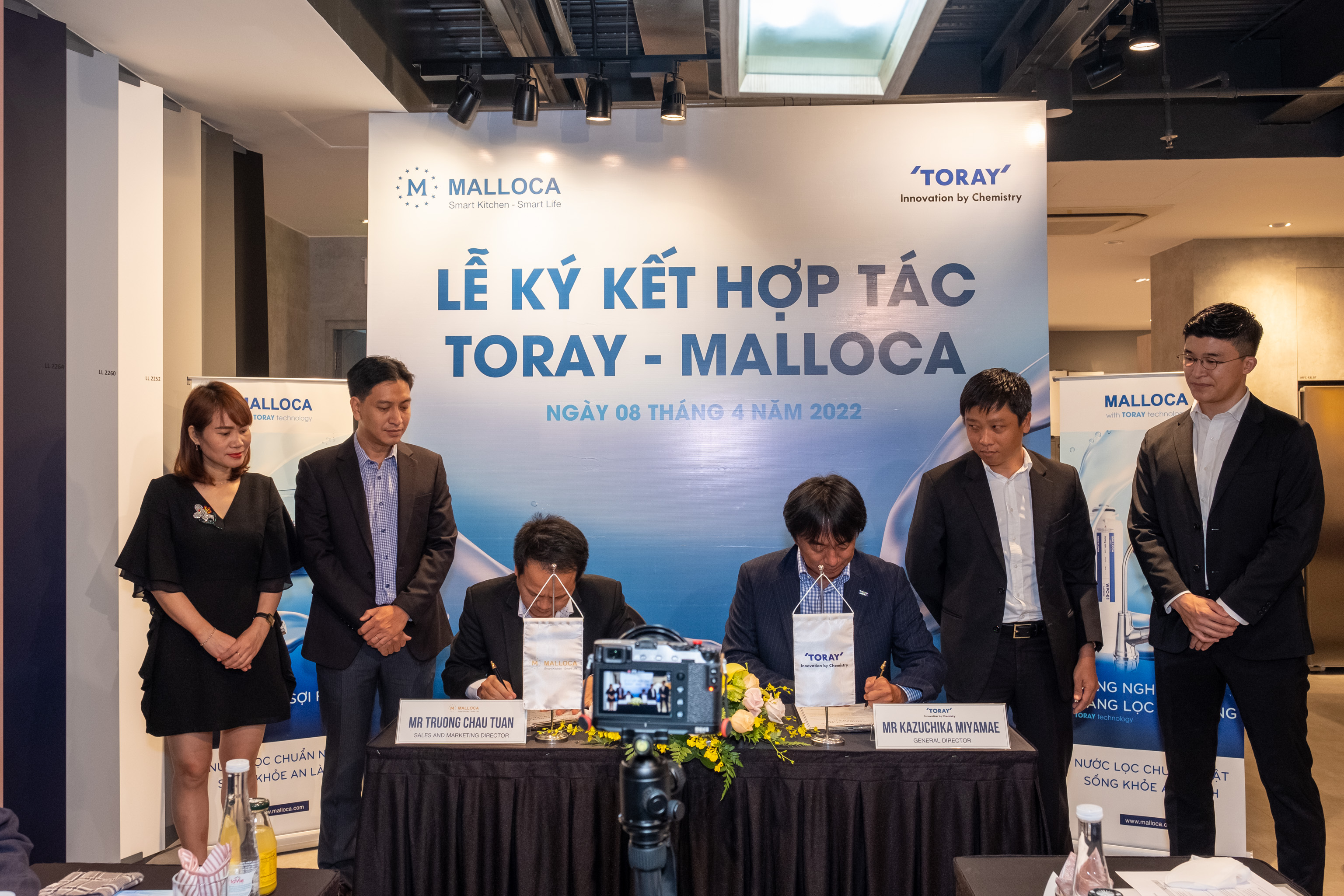 Đại diện Malloca v&agrave; Toray k&yacute; bi&ecirc;n bản hợp t&aacute;c.