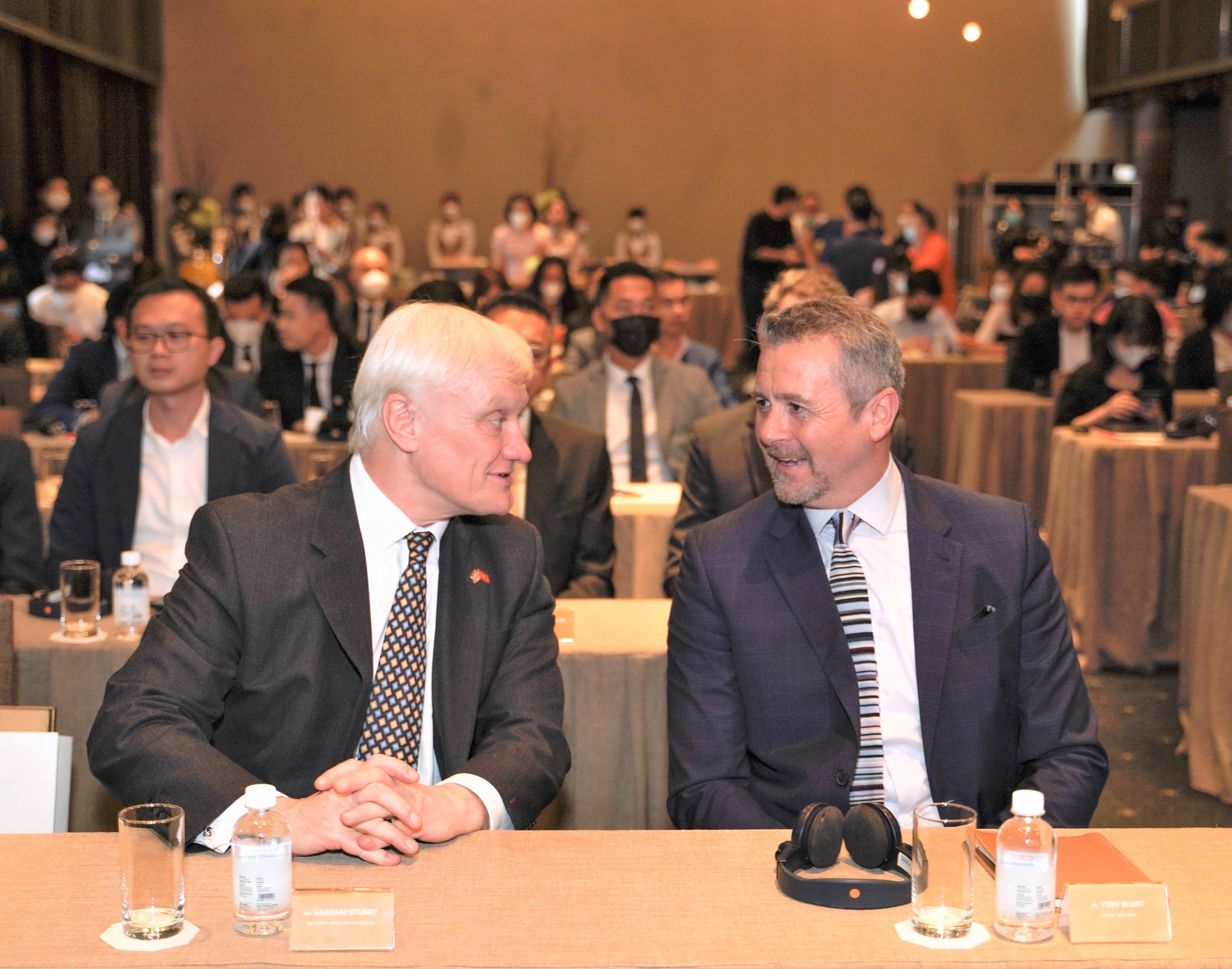 Nghị sĩ Graham Stuart, Đặc ph&aacute;i vi&ecirc;n Pg88ok ưu đãi hấp dẫn của Thủ tướng Anh tại Việt Nam, Campuchia v&agrave; L&agrave;o tr&ograve; chuyện với &ocirc;ng Toby Blunt, Đối t&aacute;c cấp cao của Foster   Partners tại buổi k&yacute; kết.