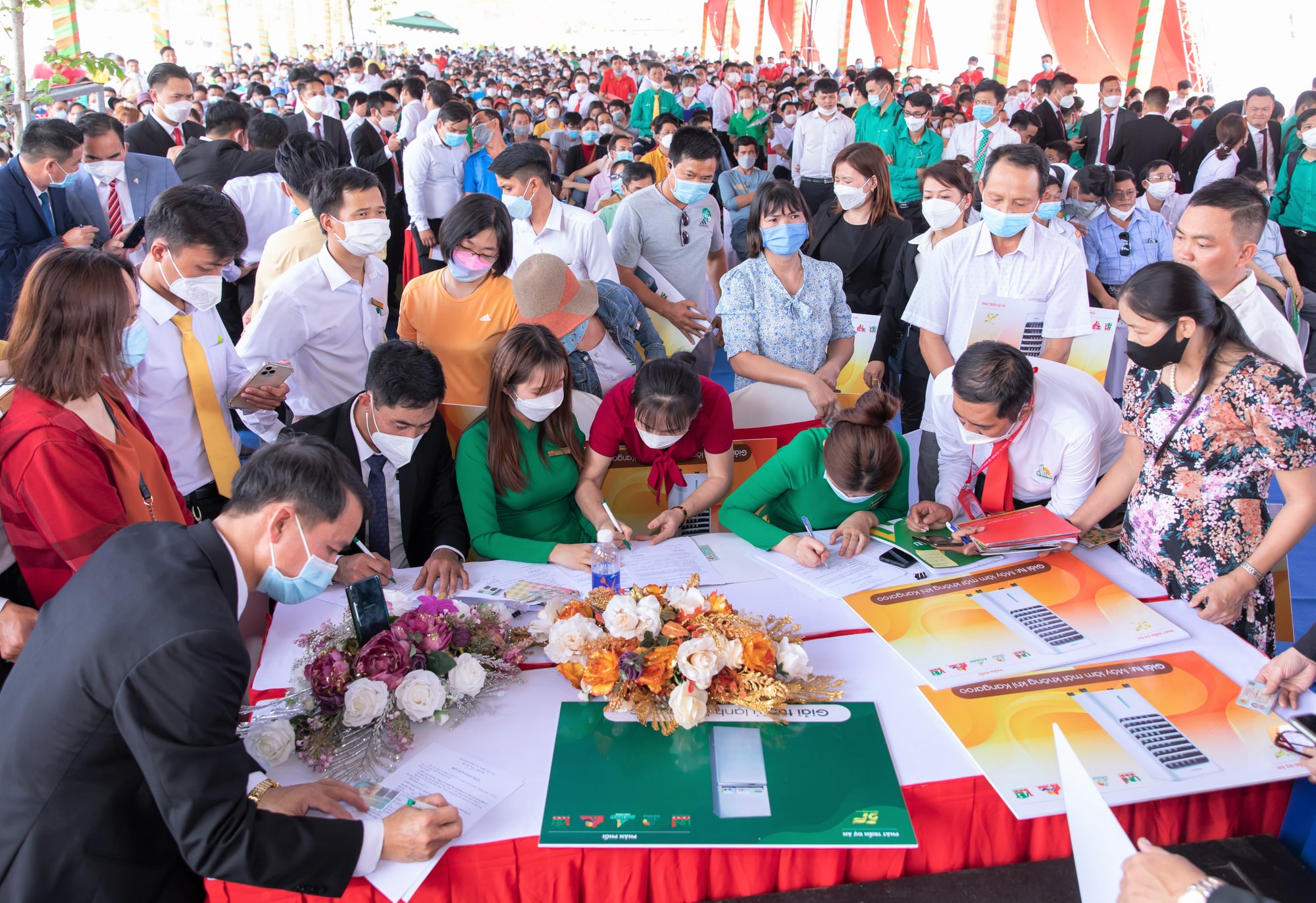 Thị trường đất nền Bình Dương nói chung, Phú Giáo nói riêng đang thu hút đông đảo nhà đầu tư. Ảnh chụp khách hàng chọn lựa sản phẩm đất nền do Hệ thống 5F PG88 hơn 2,1 triệu thành viên.