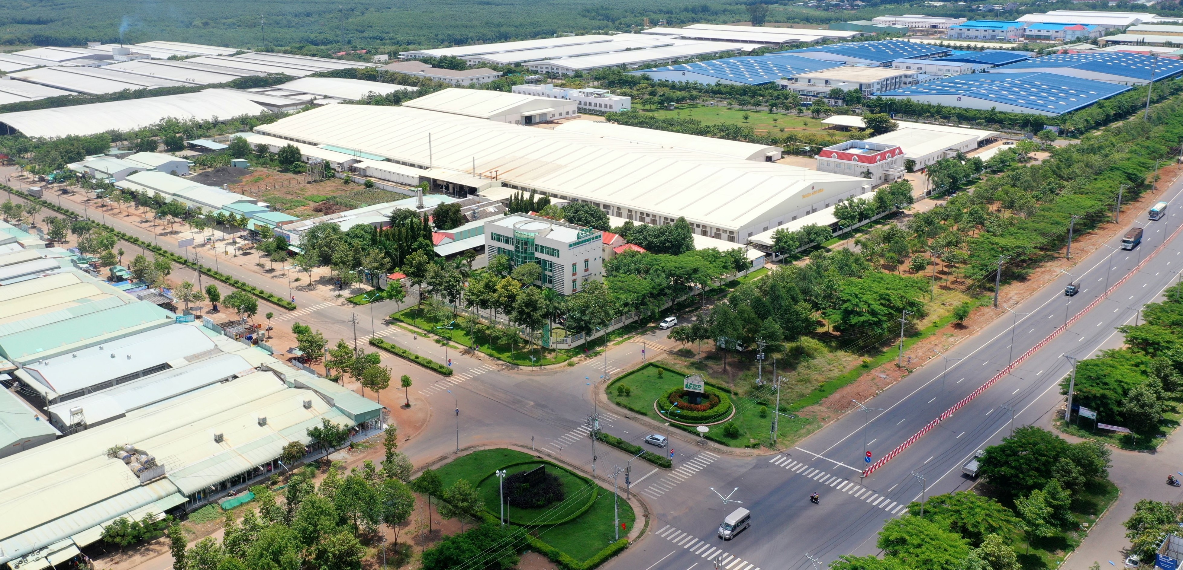 C&aacute;c khu c&ocirc;ng nghiệp đang ph&aacute;t triển mạnh tại Ph&uacute; Gi&aacute;o mang lại lợi thế cho c&aacute;c dự &aacute;n đất nền ở khu vực trung t&acirc;m.