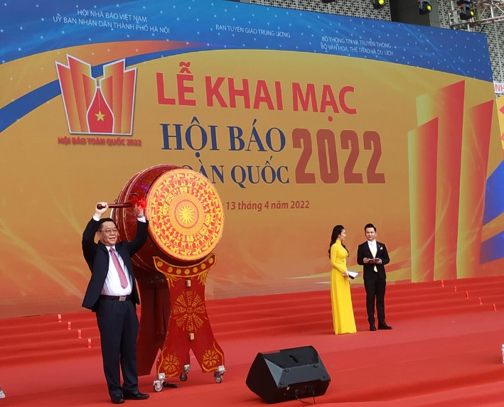 B&iacute; thư Trung ương Đảng, Trưởng Ban Tuy&ecirc;n gi&aacute;o Trung ương Nguyễn Trọng Nghĩa đ&aacute;nh trống khai Hội b&aacute;o.