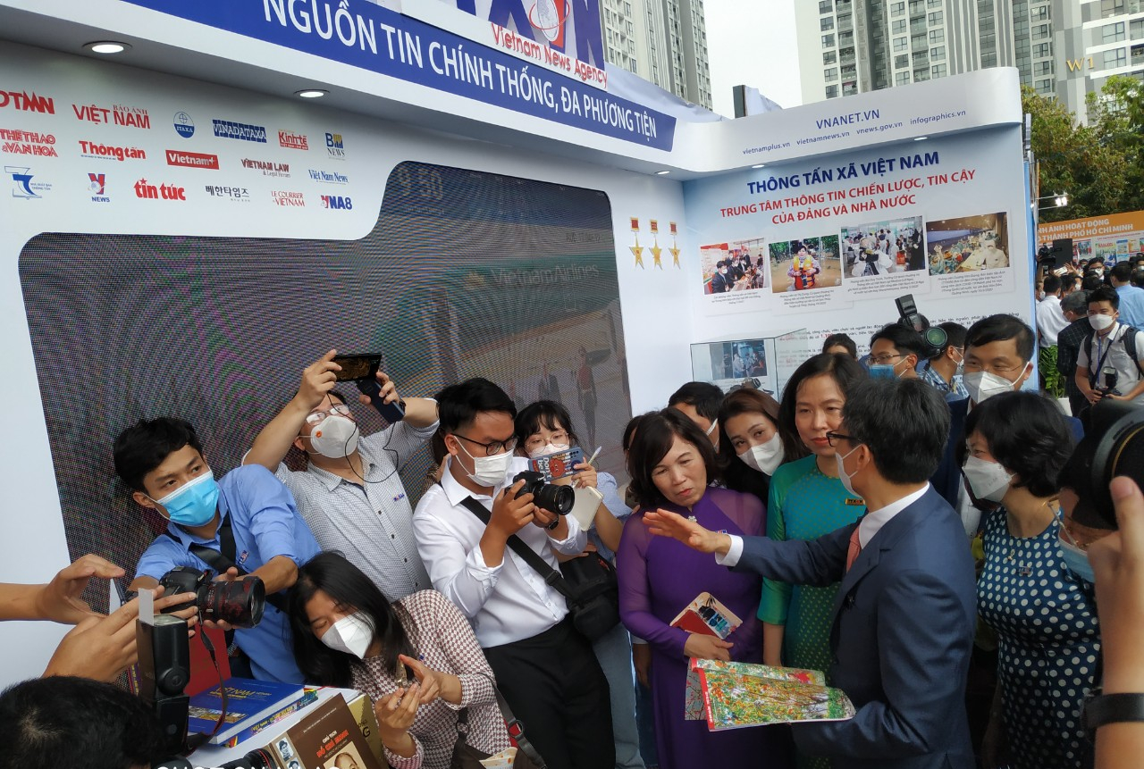 Ph&oacute; Thủ tướng Vũ Đức Đam tham quan gian trưng b&agrave;y của Th&ocirc;ng tấn x&atilde; Việt Nam