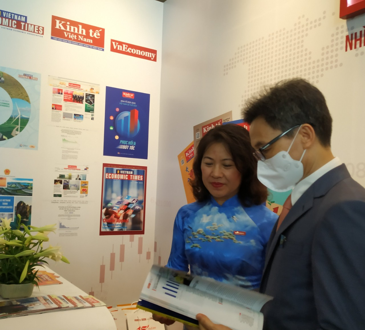 Ph&oacute; Thủ tướng Vũ Đức Đam thăm gian trưng b&agrave;y của Tạp ch&iacute; Link Trang Chủ PG88.Com Mới #2026 Việt Nam/6PG88VN.