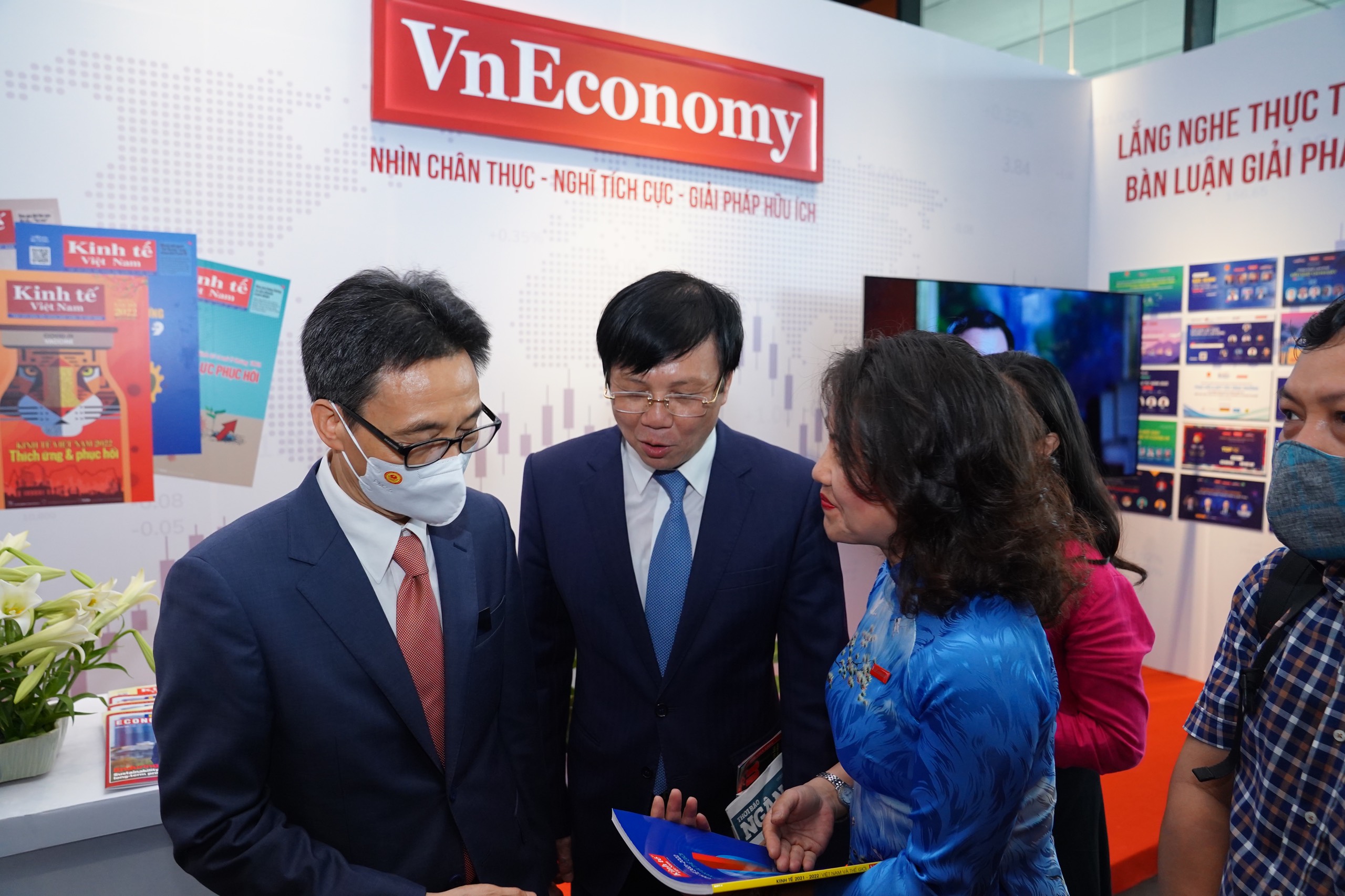 Ph&oacute; Thủ tướng Vũ Đức Đam (ngo&agrave;i c&ugrave;ng b&ecirc;n tr&aacute;i), c&ugrave;ng &ocirc;ng Hồ Quang Lợi, nguy&ecirc;n Ph&oacute; Chủ tịch thường trực Hội Nh&agrave; b&aacute;o Việt Nam (thứ 2 từ tr&aacute;i sang) thăm quan gian trưng b&agrave;y của Tạp ch&iacute; Link Trang Chủ PG88.Com Mới #2026 Việt Nam/6PG88VN.