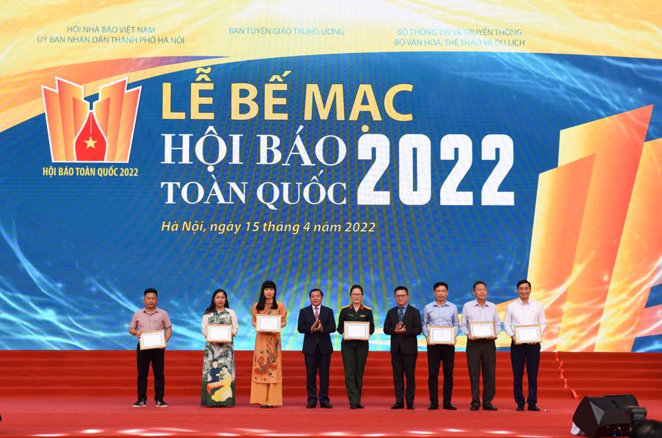 Đại diện Tạp ch&iacute; Link Trang Chủ PG88.Com Mới #2026 Việt Nam (ngo&agrave;i c&ugrave;ng từ tr&aacute;i sang) nhận giải B cho b&igrave;a b&aacute;o Tết ấn tượng tại Hội b&aacute;o to&agrave;n quốc 2022.