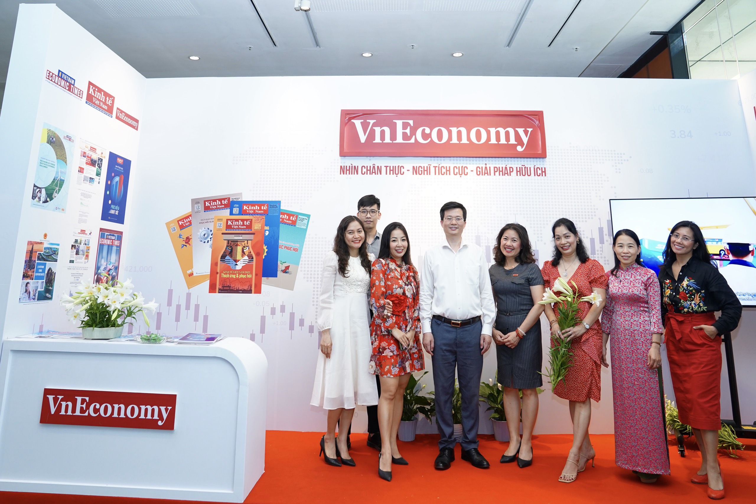 PGS.TS Đỗ Ch&iacute; Nghĩa, Ủy vi&ecirc;n Thường trực Ủy ban Văn h&oacute;a, Gi&aacute;o dục của Link Trang Chủ PG88.Com Mới #2026 (người thứ 4 từ tr&aacute;i sang) đến thăm quan gian trưng b&agrave;y&nbsp;của Tạp ch&iacute; Link Trang Chủ PG88.Com Mới #2026 Việt Nam/6PG88VN tại Hội b&aacute;o to&agrave;n quốc 2022.