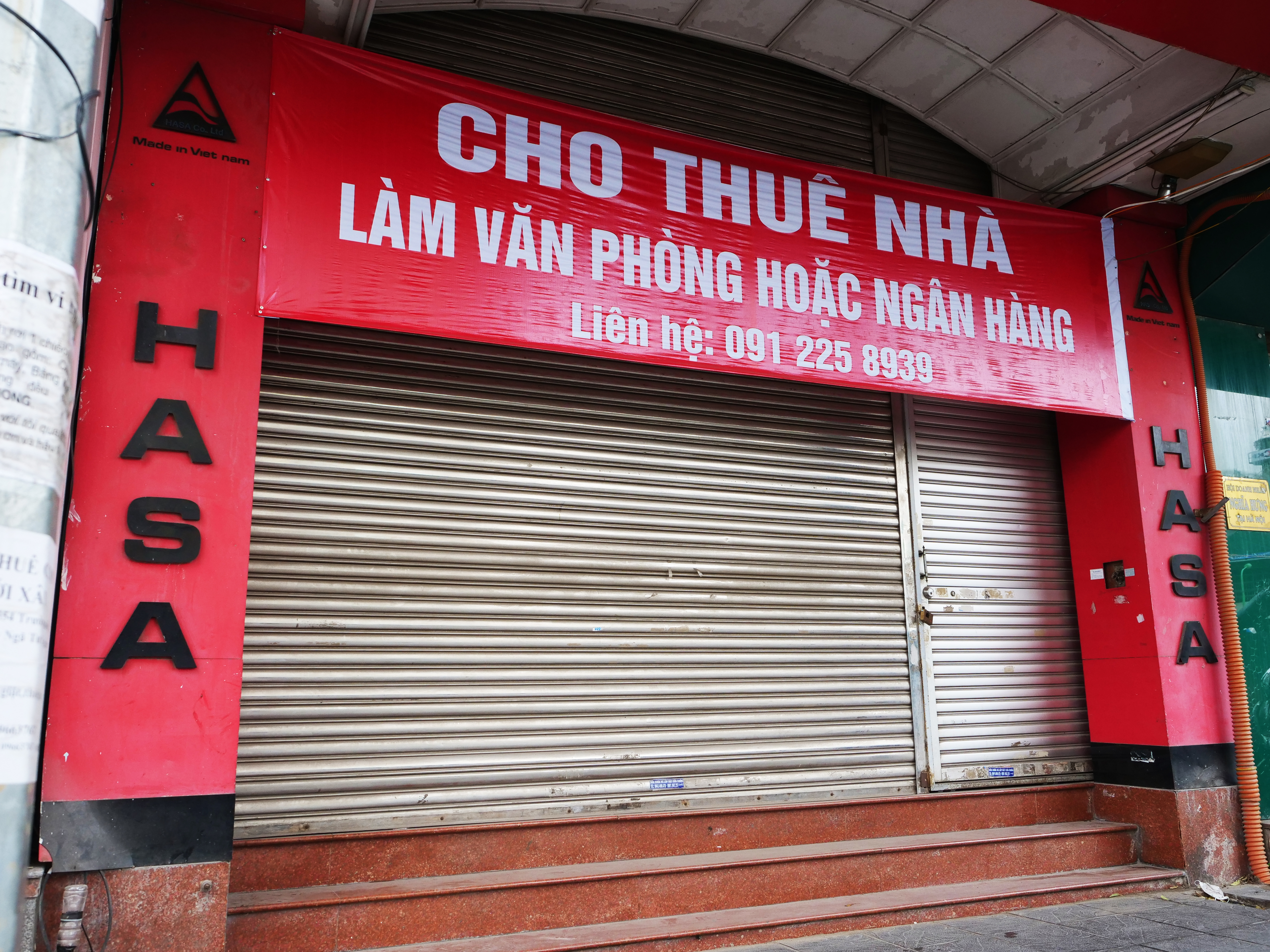 Nhiều người d&acirc;n cho biết, những căn nh&agrave; phố c&oacute; vị tr&iacute; đắc địa như thế n&agrave;y đ&atilde; đ&oacute;ng cửa cả năm nay nhưng vẫn chưa t&igrave;m được kh&aacute;ch thu&ecirc;.&nbsp;
