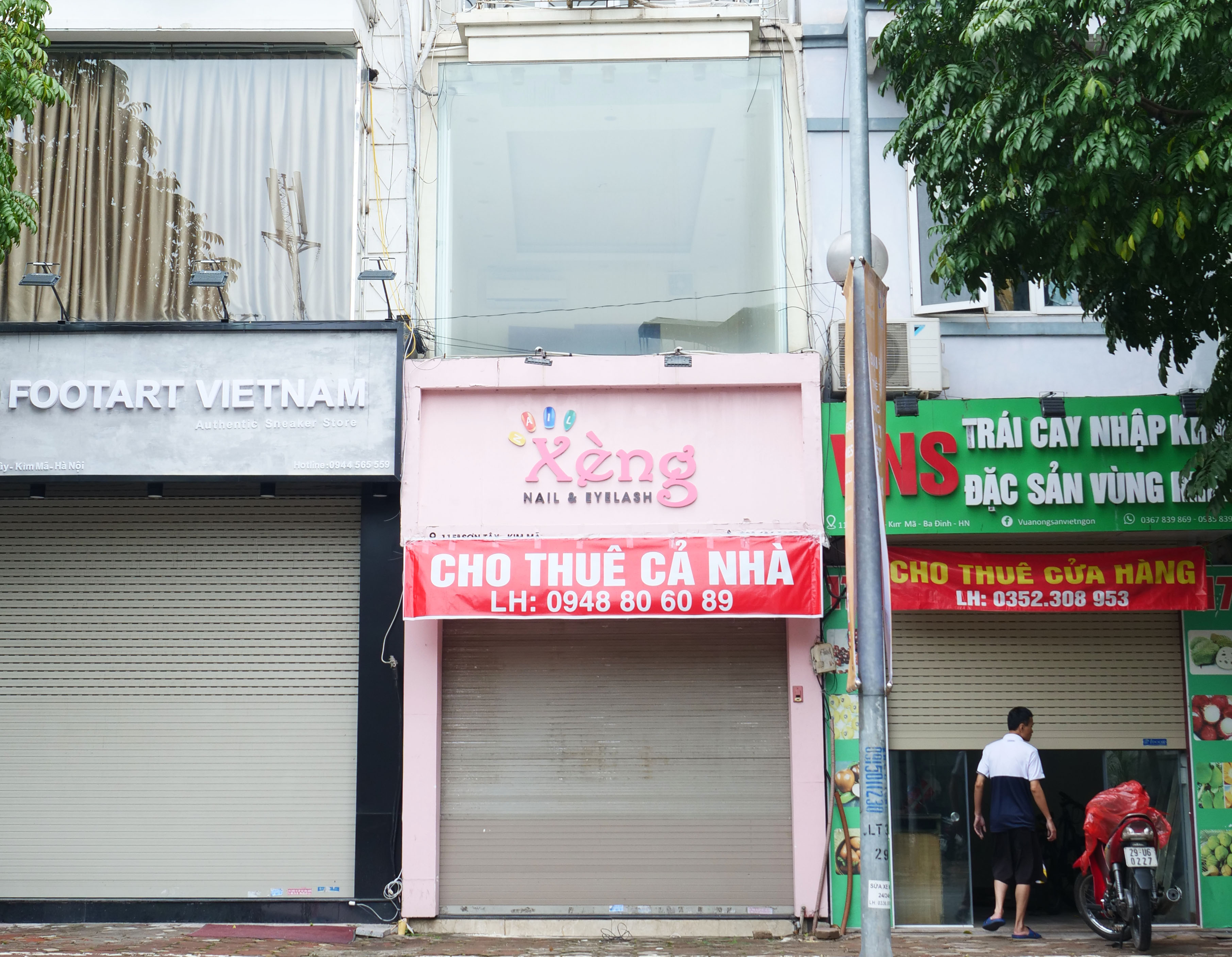 Tại phố Sơn T&acirc;y, H&agrave; Nội t&igrave;nh trạng cửa h&agrave;ng chờ kh&aacute;ch cũng xuất hiện kh&aacute; nhiều. Mặc d&ugrave; kh&aacute; sốt ruột nhưng kh&ocirc;ng &iacute;t chủ nh&agrave; cũng kh&ocirc;ng muốn giảm gi&aacute; cho thu&ecirc; hơn nữa.&nbsp;


T&igrave;nh trạng 'x&ocirc;i đỗ