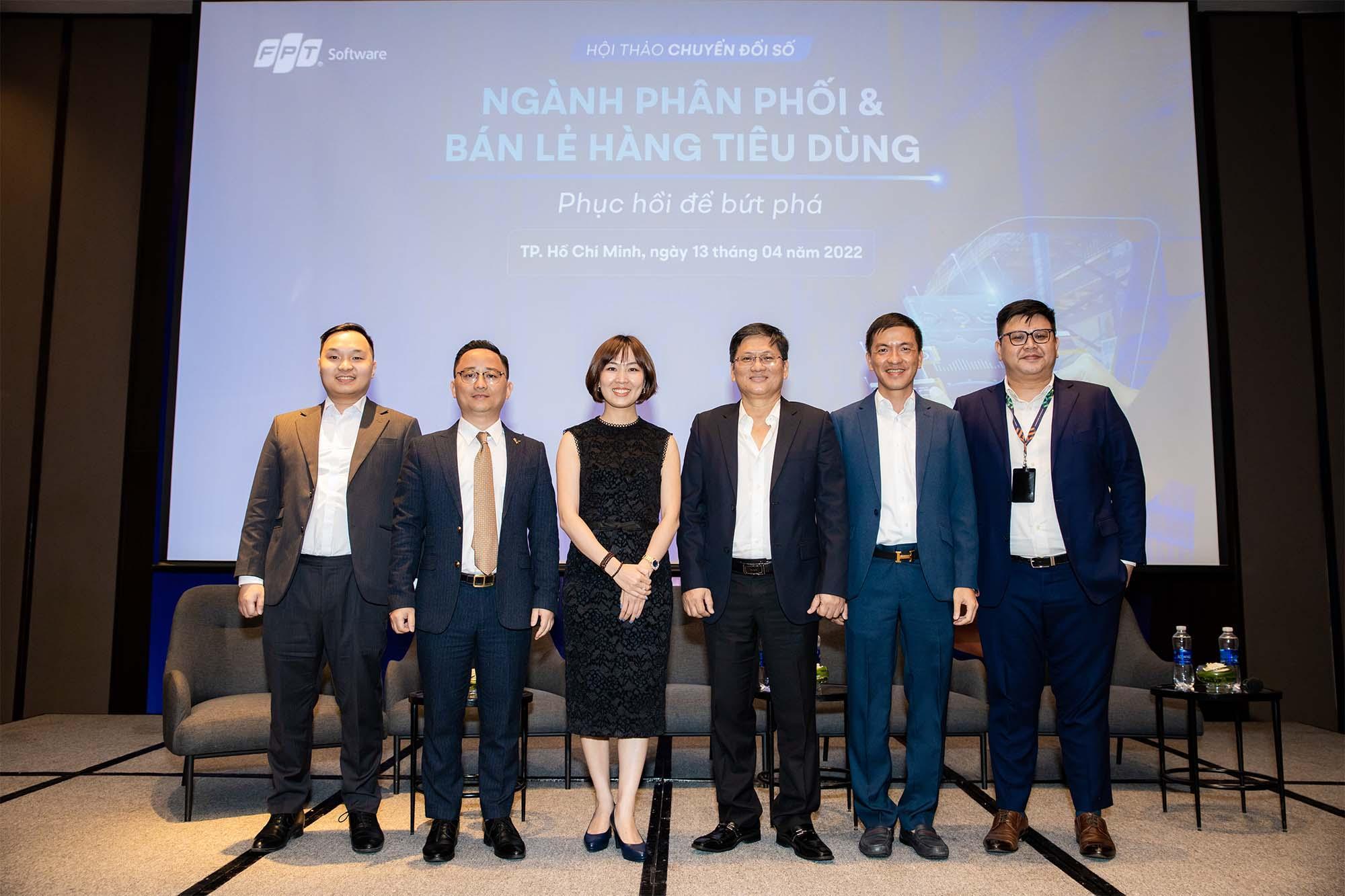C&aacute;c kh&aacute;ch mời tham dự chương tr&igrave;nh (từ tr&aacute;i qua): &ocirc;ng Vũ Duy Th&agrave;nh, &ocirc;ng B&ugrave;i Thế Anh, b&agrave; Nguyễn Thị Th&ugrave;y Dương, &ocirc;ng Nguyễn Bảo Tri, &ocirc;ng Nguyễn Gia Anh Vũ v&agrave; &ocirc;ng Đỗ Quốc Chung.
