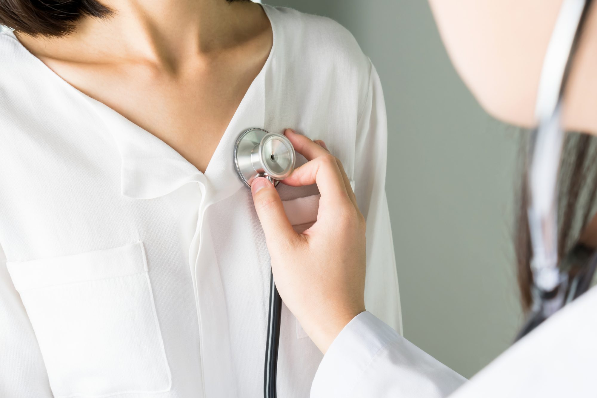 Sự xuất hiện của virus &ldquo;lạ&rdquo; trong cơ thể k&iacute;ch th&iacute;ch c&aacute;c phản ứng miễn dịch tạo ra c&aacute;c b&aacute;o động giả, l&agrave;m tăng huyết &aacute;p, tăng nhịp tim.