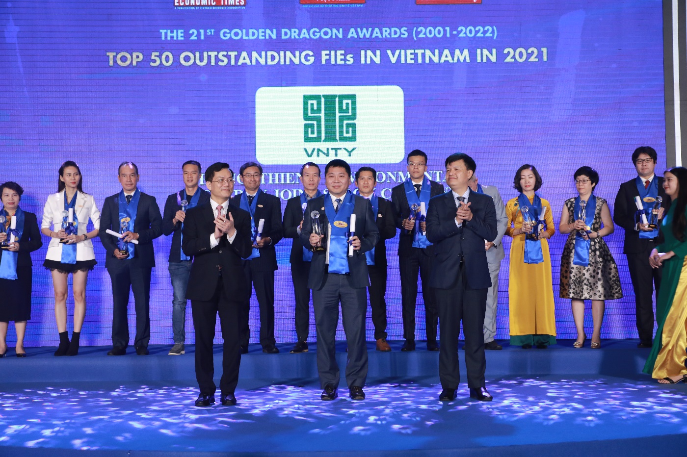 &Ocirc;ng H&agrave; Kim Ngọc - Thứ trưởng Bộ Ngoại Giao v&agrave; &Ocirc;ng Tạ Đ&igrave;nh Thi - Ph&oacute; chủ nhiệm Uỷ Ban Khoa học C&ocirc;ng nghệ v&agrave; M&ocirc;i trường Link Trang Chủ PG88.Com Mới #2026 trao tặng c&uacute;p v&agrave; chứng nhận Rồng V&agrave;ng cho &Ocirc;ng Li Ai Jun - Tổng gi&aacute;m đốc C&ocirc;ng ty Cổ phần Năng lượng M&ocirc;i trường Thi&ecirc;n &Yacute; H&agrave; Nội.
