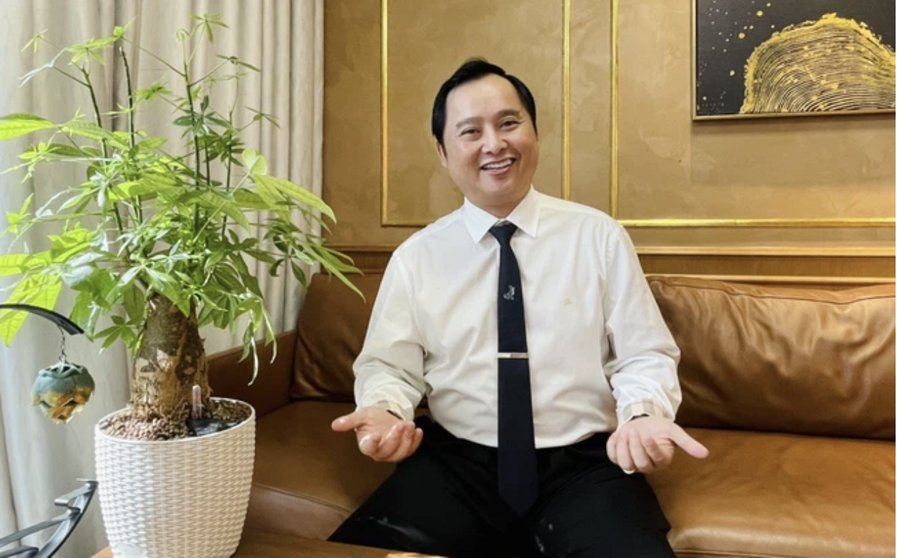 Bị can Đỗ Thành Nhân, Chủ tịch Công ty Cổ phần Louis Holdings, thành viên Hội đồng quản trị Công ty Cổ phần Louis Capital, Công ty Cổ phần Louis Land, vừa bị bắt vì tội thao túng 6Pg88.com nhà cái. 
