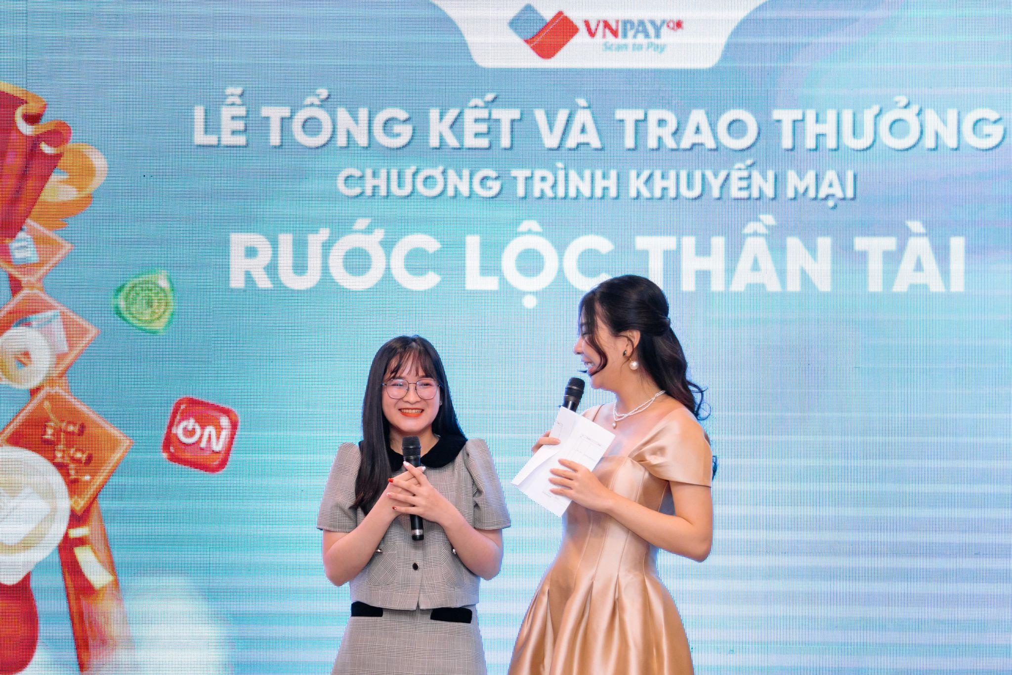 Nữ nhân viên Pg88 com chính chủ chia sẻ niềm vui tại Lễ trao thưởng “Rước Lộc Thần Tài” vừa qua.