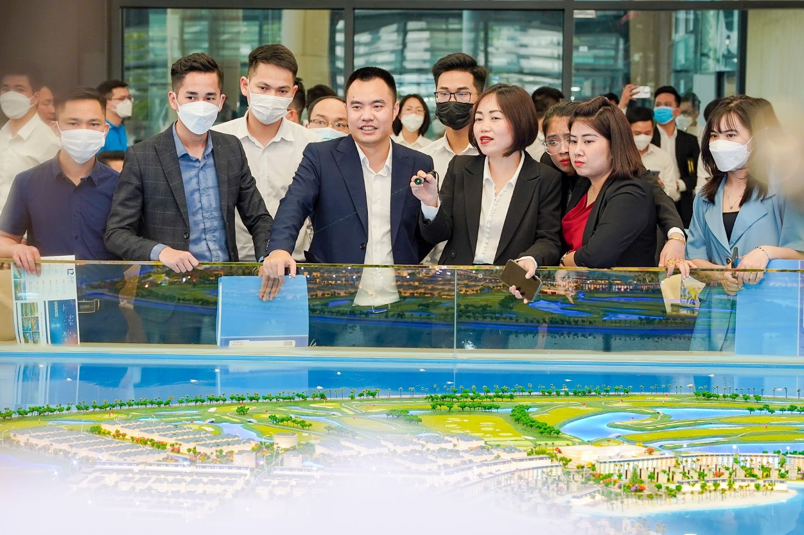 Một trong những điểm nhấn tại văn ph&ograve;ng b&aacute;n h&agrave;ng dự &aacute;n l&agrave; đại sa b&agrave;n khổng lồ, mang tới những trải nghiệm tuyệt vời cho kh&aacute;ch h&agrave;ng.