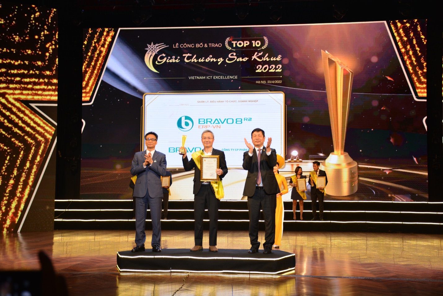 Ông Ngô Đình Hải - Giám đốc Khối Link Đăng Nhập PG88 Chính Thức 2026; - Công ty Cổ phần Phần mềm BRAVO lên nhận giải thưởng.