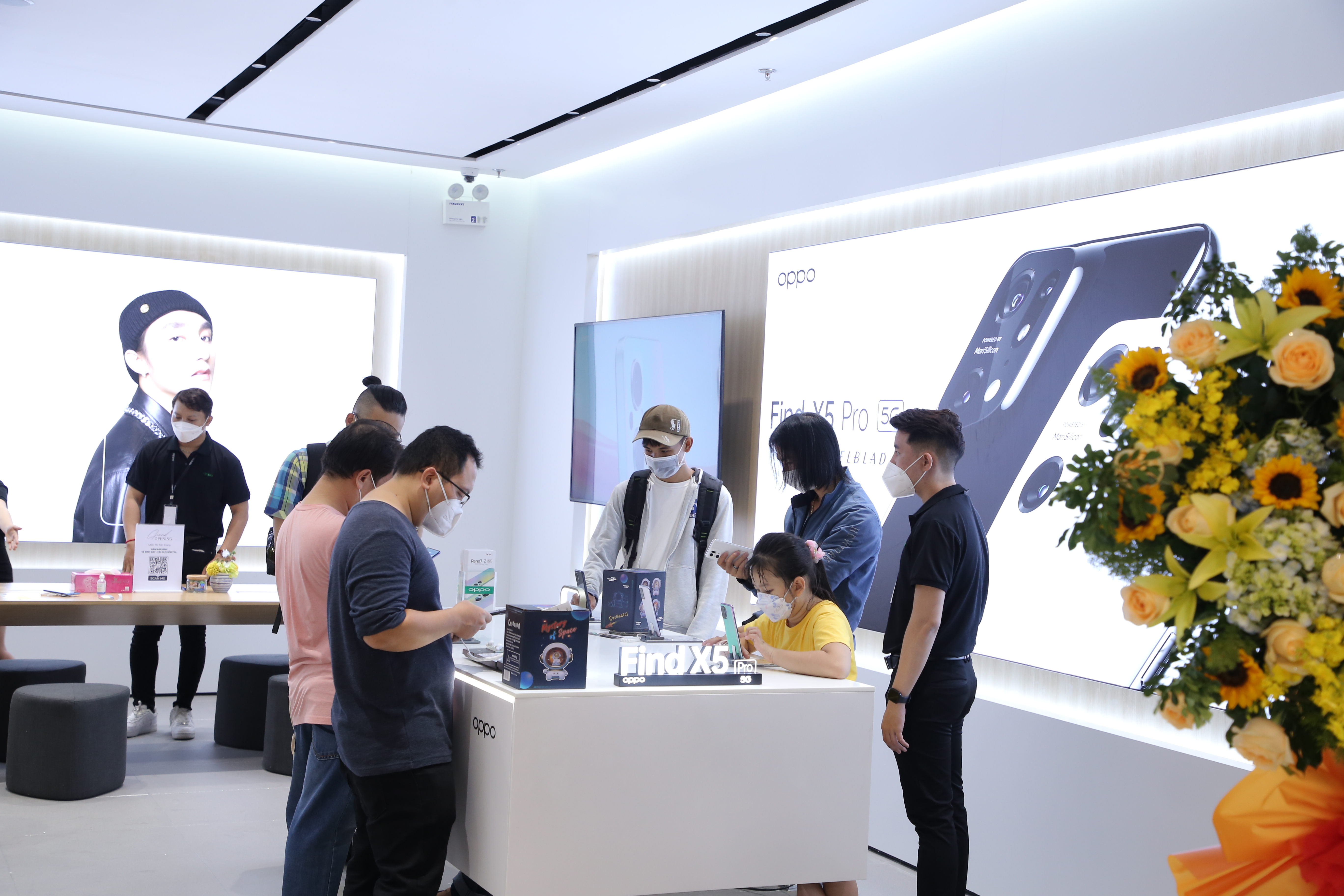 Kh&ocirc;ng gian s&aacute;ng sủa v&agrave; trưng b&agrave;y đầy đủ c&aacute;c d&ograve;ng sản phẩm từ OPPO để kh&aacute;ch h&agrave;ng trải nghiệm tại OPPO Experience Store.