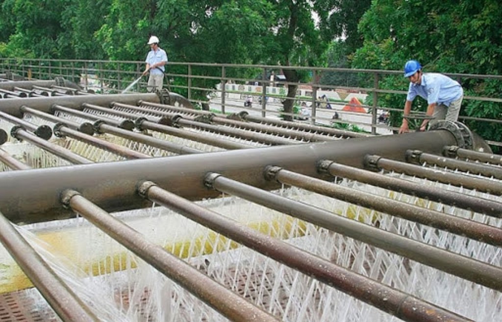 Tổng khối lượng nước máy sản xuất tại Hà Nội đã vượt quá nhu cầu, nhưng vẫn còn nhiều người dân chưa được hưởng nước sạch.