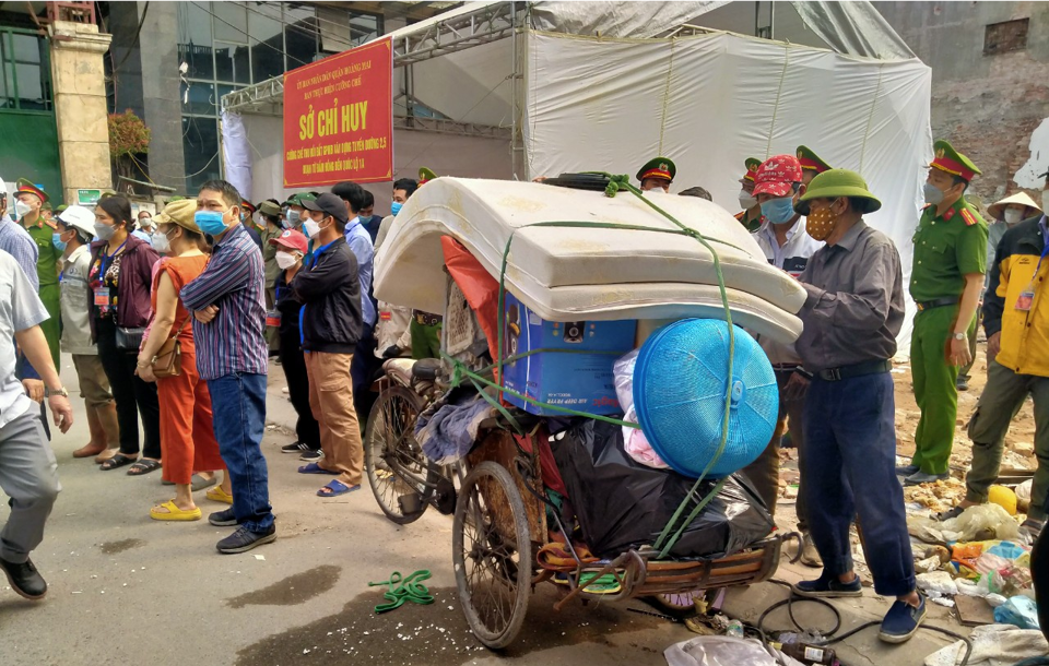 Chính quyền quận Hoàng Mai, TP. Hà Nội vừa tổ chức cưỡng chế 27 hộ tại ngõ 176 Định Công với diện tích khoảng 2.900m2 để đẩy nhanh tiến độ Link Trang Chủ PG88.Com Mới #2026 đường Vành đai 2,5 đoạn Đầm Hồng - Quốc lộ 1.
