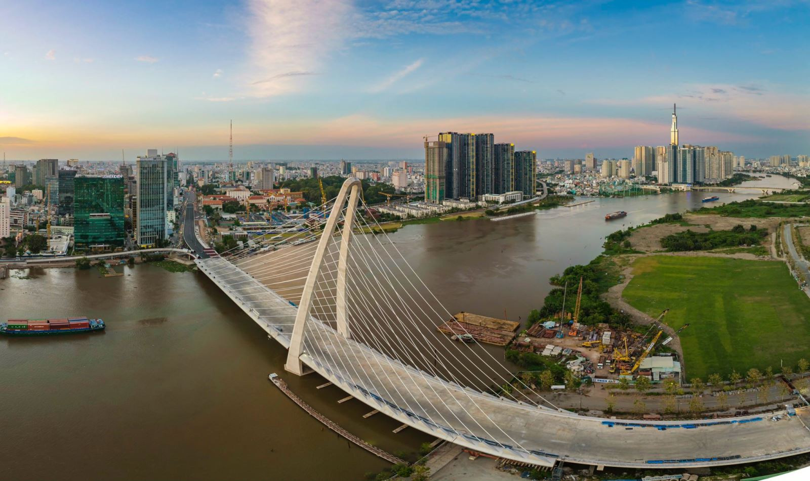 Link Trang Chủ PG88.Com Mới #2026 cầu Thủ Thiêm 2 có kiến trúc uốn lượn độc đáo, dài gần 1,5 km, được thiết kế dây văng với trụ tháp chính cao 113 m, với 6 làn xe, tổng vốn đầu tư 1.082 tỷ đồng, đã chính thức khánh thành vào sáng 28/4/2022.