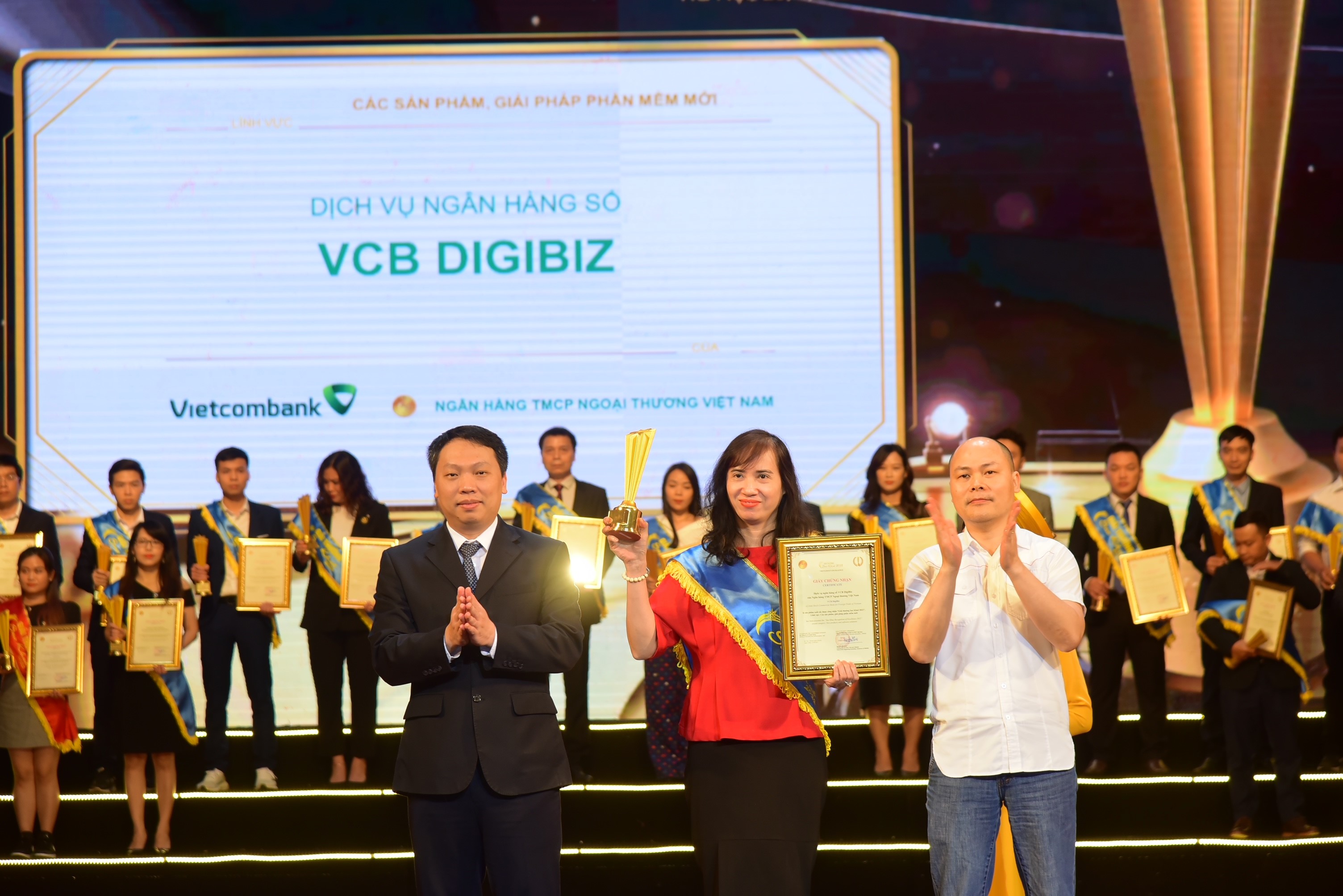 Bà Nguyễn Thị Thu Hằng - Trưởng phòng PG88 hơn 2,1 triệu thành viên Kênh số và Đối tác, đại diện Vietcombank nhận giải thưởng Sao Khuê dành cho dịch vụ Pg88 com chính chủ số VCB DigiBiz.