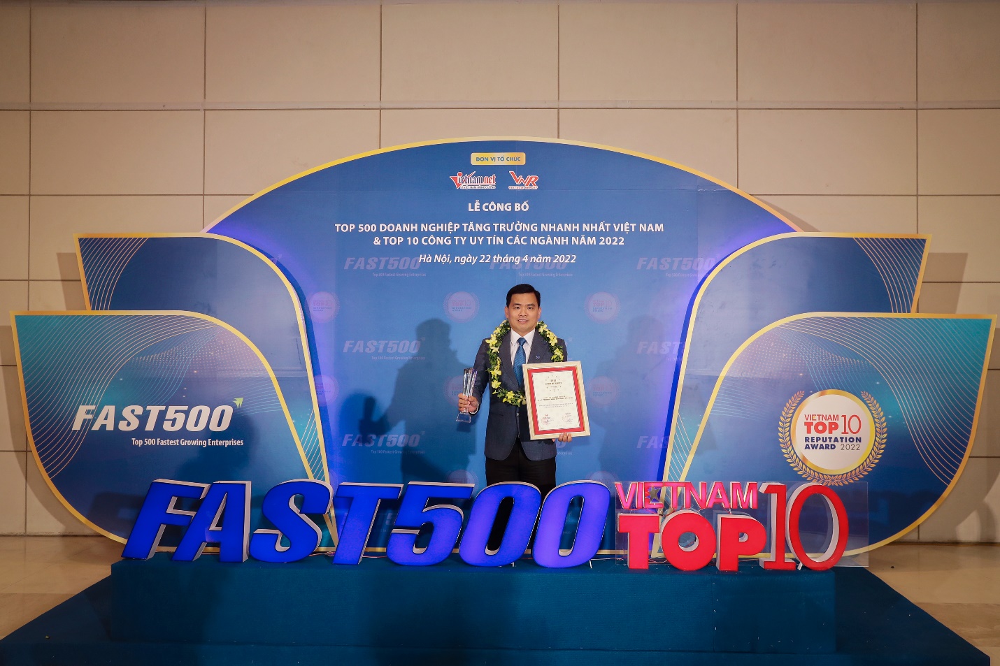 &Ocirc;ng B&ugrave;i Thanh Hiệp - Ph&oacute; Tổng gi&aacute;m đốc Chubb Life Việt Nam đại diện nhận giải thưởng &ldquo;Top 50 PG88 Link Dễ Nhớ Pg88.com tăng trưởng xuất sắc nhất Việt Nam&rdquo;.