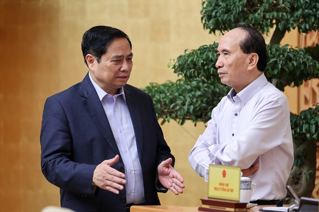 Thủ tướng trao đổi với đại biểu tham dự phi&ecirc;n họp - Ảnh: VGP
