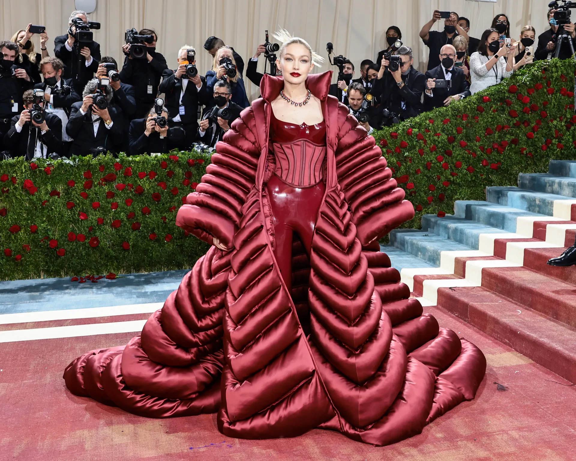 Si&ecirc;u mẫu Gigi Hadid diện nguy&ecirc;n set đồ b&oacute; chẽn 