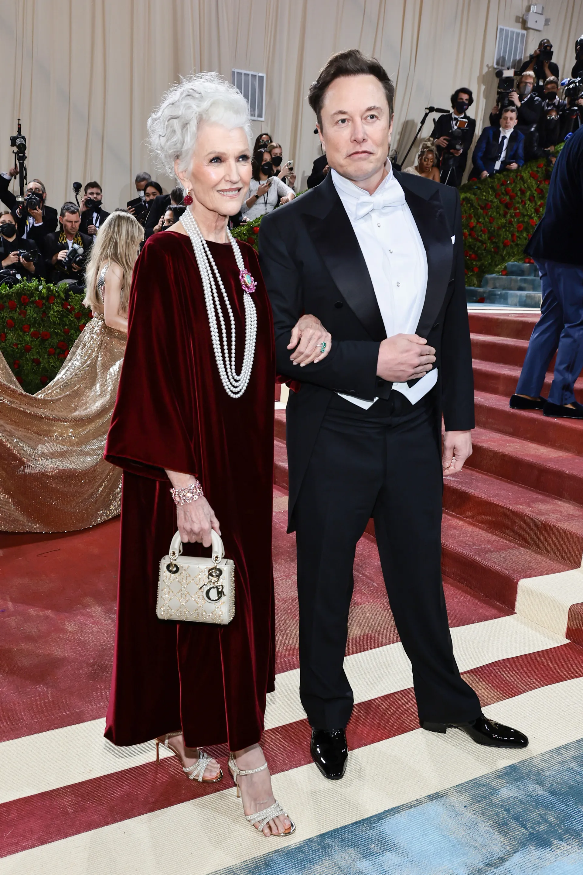 Maye Musk đẫ đến dự buổi lễ c&ugrave;ng con trai - tỷ ph&uacute; Elon Musk.&nbsp;Mẹ của tỷ ph&uacute; c&ocirc;ng nghệ l&agrave; một cựu người mẫu, v&igrave; thế thần th&aacute;i của b&agrave; trong bộ đầm nhung&nbsp;&nbsp;Haute Couture của Dior l&agrave; kh&ocirc;ng ch&ecirc; v&agrave;o đ&acirc;u được.