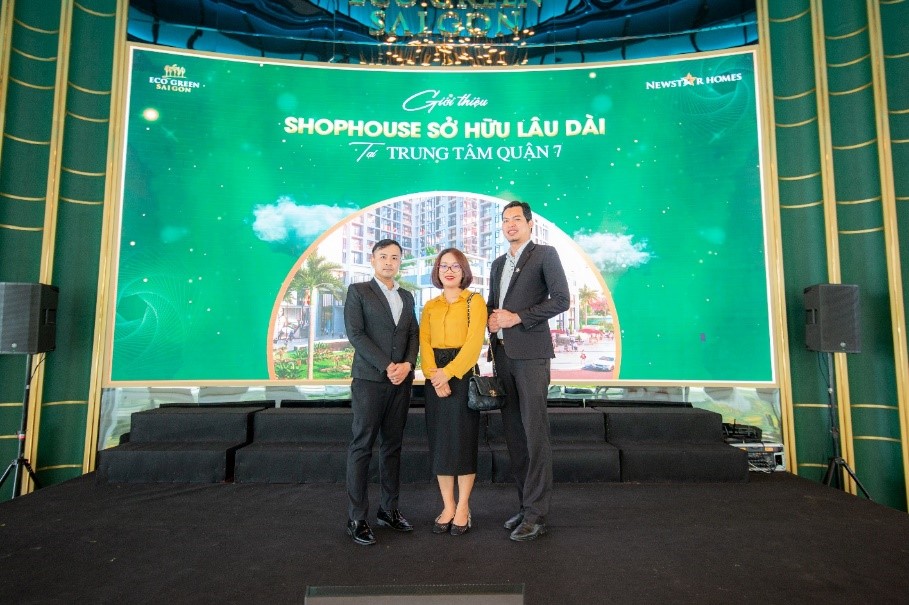 Bà Trần Thị Phương Hiền - Tổng giám đốc NewstarHomes cùng ông Vũ Duy Quang - Giám đốc PG88 Uy Tín Số 1 Việt Nam miền Nam NewstarHomes (bên phải) tại một sự kiện tổ chức ở Quận 7 vừa qua.
