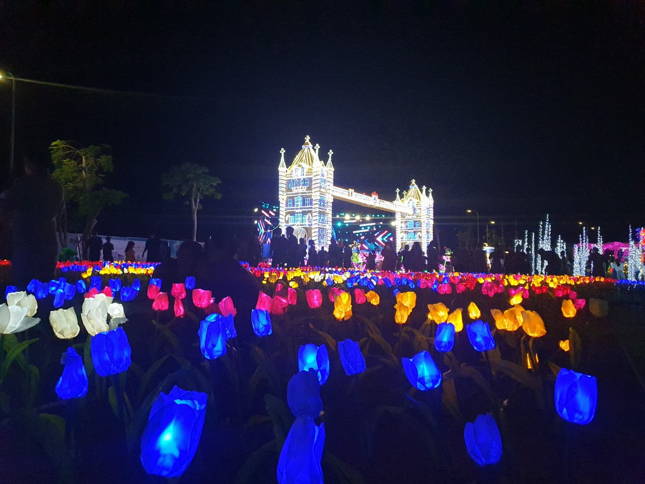 Mũi N&eacute; Summerland sẽ l&agrave; tổ hợp đ&ocirc; thị giải tr&iacute; s&ocirc;i động cả ng&agrave;y lẫn đ&ecirc;m. Ảnh hơn 4.000 du kh&aacute;ch đến với đại nhạc hội Summer Festival 2022 được tổ chức dịp lễ 30/4 - 1/5 vừa qua.