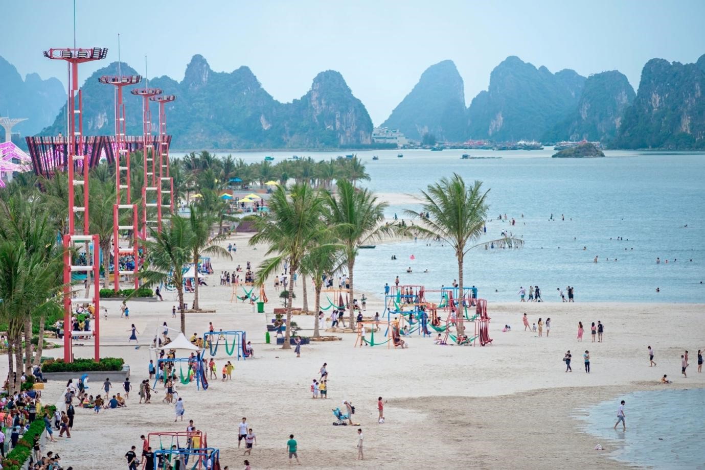 Tiện &iacute;ch quy m&ocirc; v&agrave; cảnh quan thi&ecirc;n nhi&ecirc;n đẹp như một bức tranh l&agrave; &ldquo;ch&igrave;a kh&oacute;a&rdquo; gi&uacute;p Phương Đ&ocirc;ng V&acirc;n Đồn h&uacute;t du kh&aacute;ch.