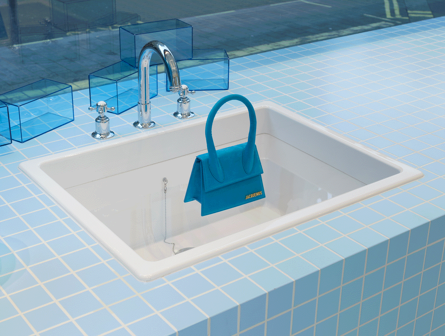 Cửa h&agrave;ng tr&agrave;n ngập m&agrave;u xanh mang t&ecirc;n&nbsp;Le Bleu&nbsp; của thương hiệu&nbsp;Jacquemus.