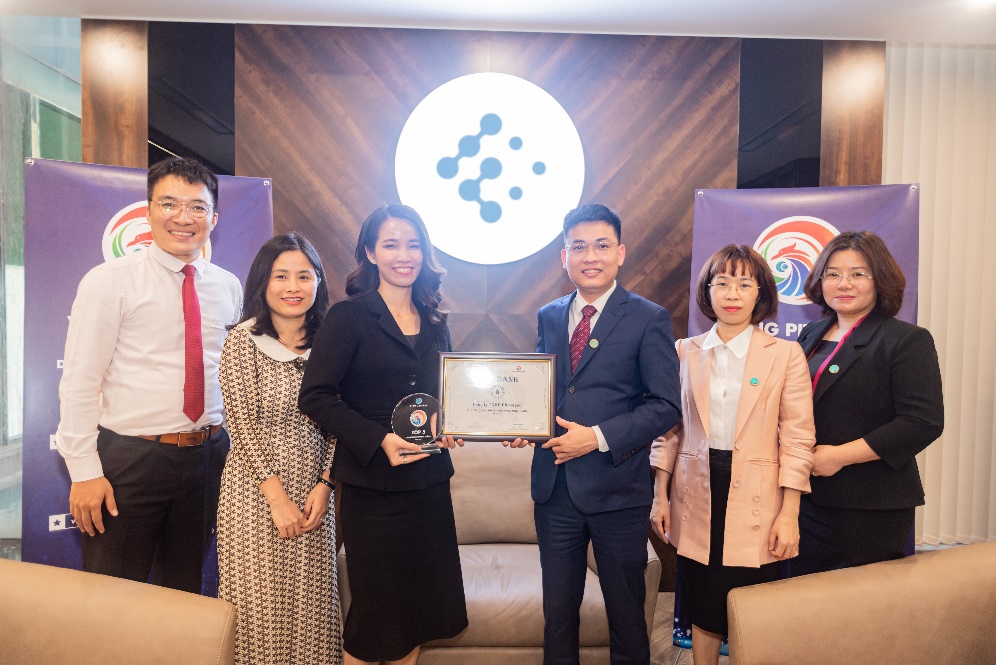 Đại diện Fibo Capital Việt Nam trao bằng khen v&agrave; kỷ niệm chương cho Doanh nh&acirc;n T&ocirc;n Nữ Xu&acirc;n Quy&ecirc;n (&aacute;o đen đứng giữa) - Người s&aacute;ng lập BLUSAIGON.