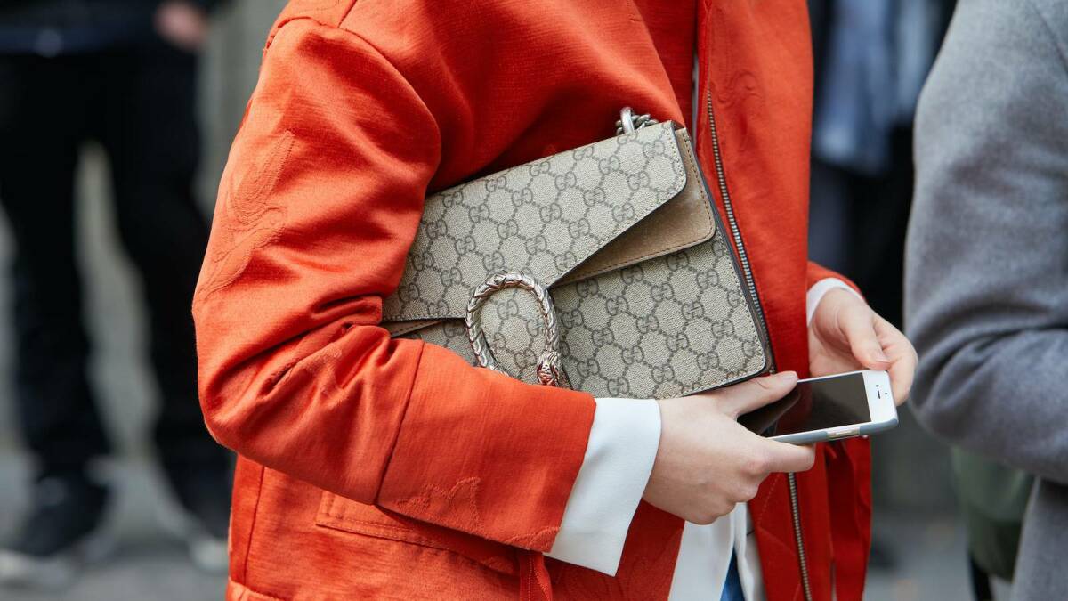 Quyết định chấp nhận thanh to&aacute;n bằng tiền điện tử của Gucci cho thấy c&aacute;c thương hiệu xa xỉ đang cố gắng thu h&uacute;t thế hệ người ti&ecirc;u d&ugrave;ng trẻ.