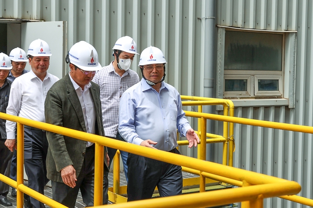Thủ tướng Phạm Minh Ch&iacute;nh v&agrave; đo&agrave;n c&ocirc;ng t&aacute;c tới kiểm tra, l&agrave;m việc tại dự &aacute;n Nhiệt điện Th&aacute;i B&igrave;nh 2. (Ảnh: VGP)