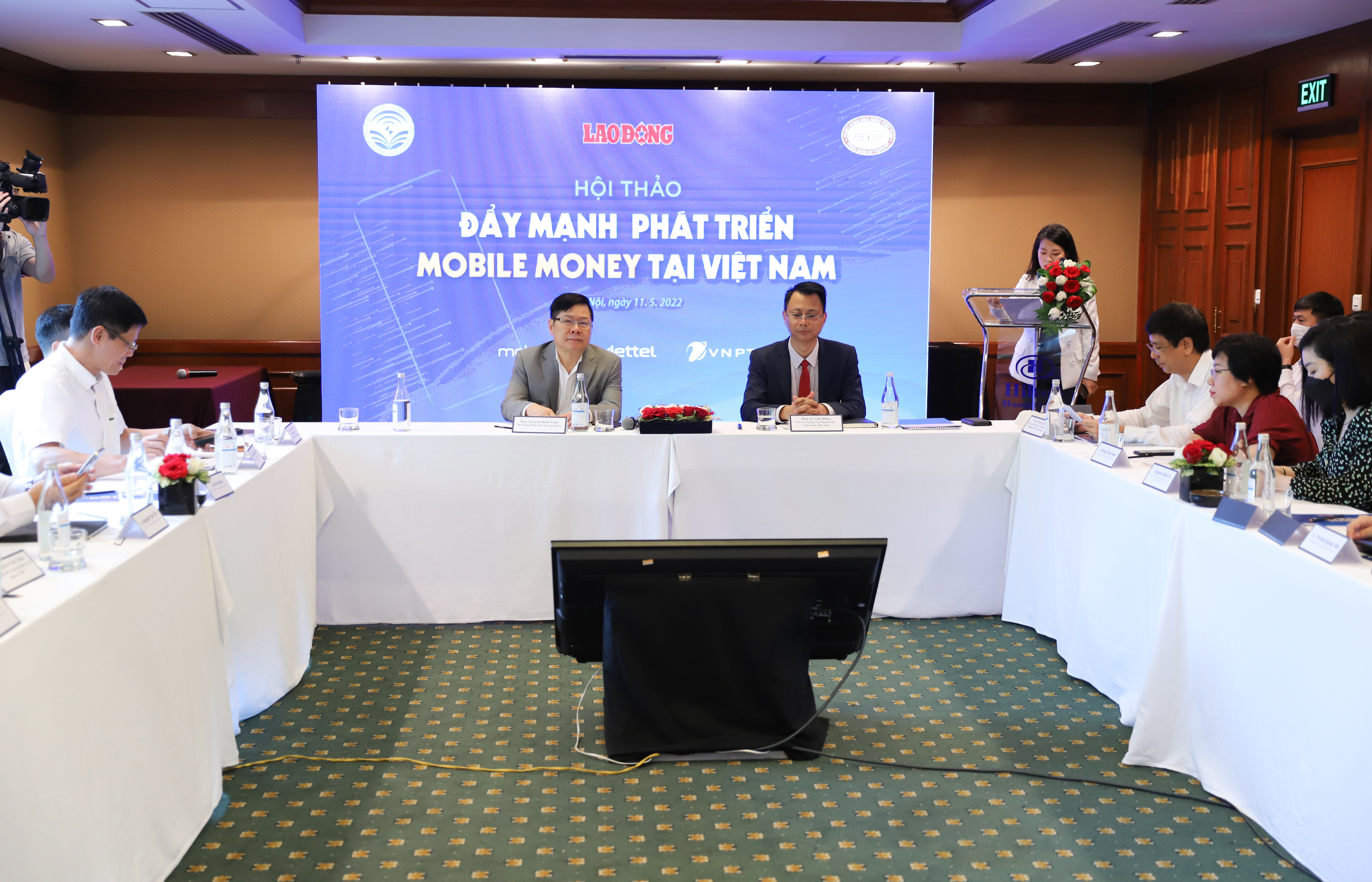 Mobile Money gặp khó khi “sinh sau đẻ muộn”