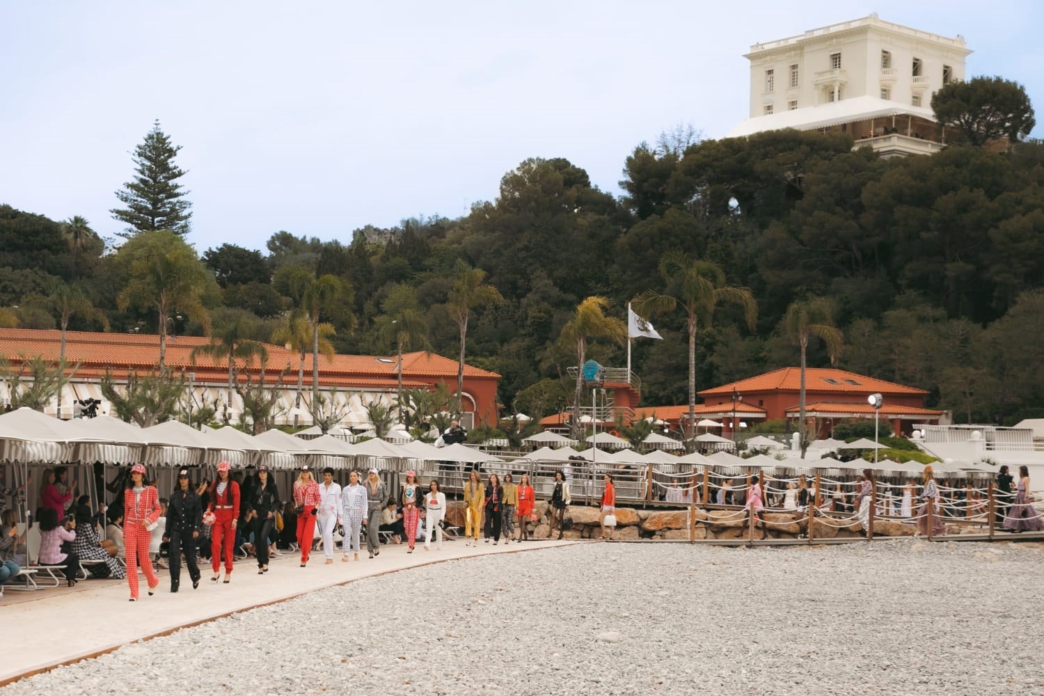 Chanel đ&atilde; c&ocirc;ng bố bộ sưu tập du thuyền 2022 - 2023 của m&igrave;nh tr&ecirc;n b&atilde;i c&aacute;t trắng của Hotel Monte-Carlo Beach ở Monaco.