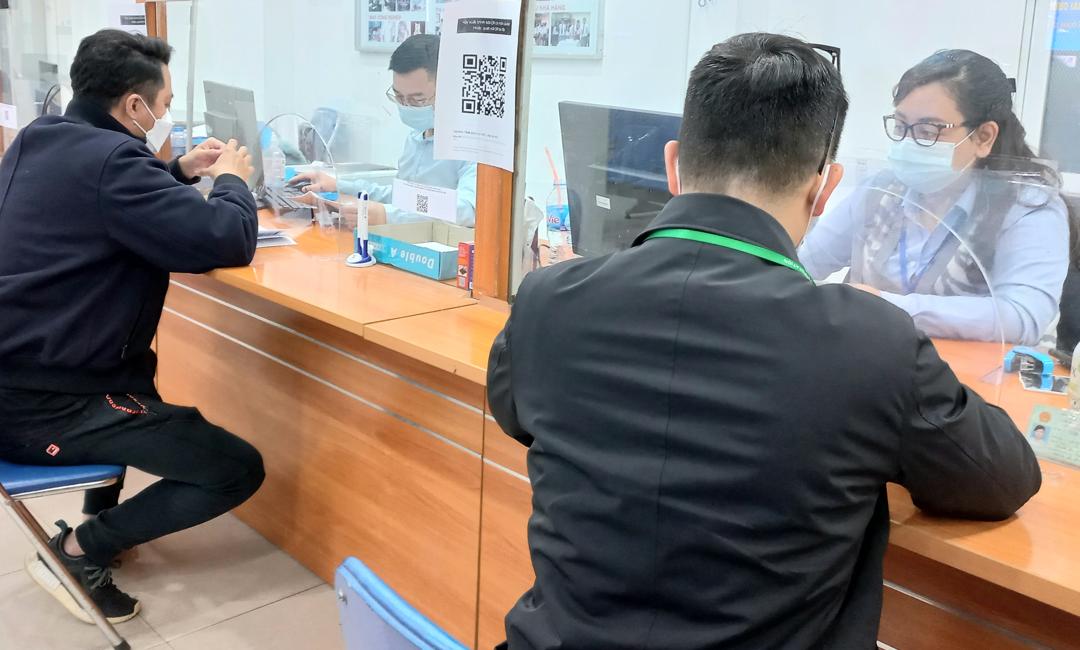 Người lao động làm thủ tục hưởng bảo hiểm thất nghiệp tại Trung tâm Dịch vụ việc làm Hà Nội. Ảnh - Nhật Dương. 