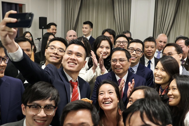 Thủ tướng Phạm Minh Ch&iacute;nh v&agrave; c&aacute;c thanh ni&ecirc;n, sinh vi&ecirc;n Việt Nam tại New York - Ảnh -VGP.&nbsp;