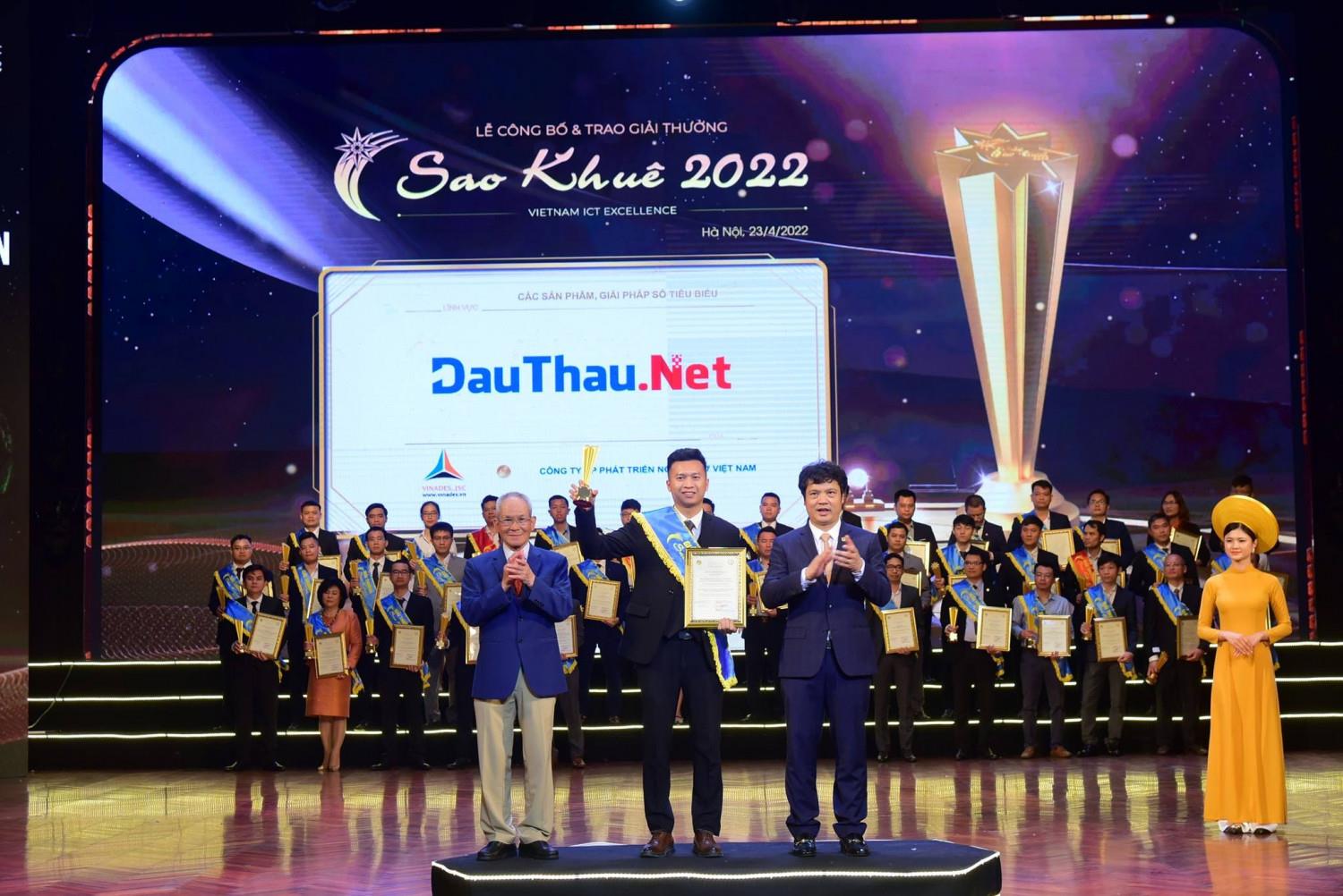 &Ocirc;ng Phạm Đức Tiến - CMO của c&ocirc;ng ty VINADES đại diện dự &aacute;n DauThau.Net nhận giải thưởng Sao Khu&ecirc; 2022.