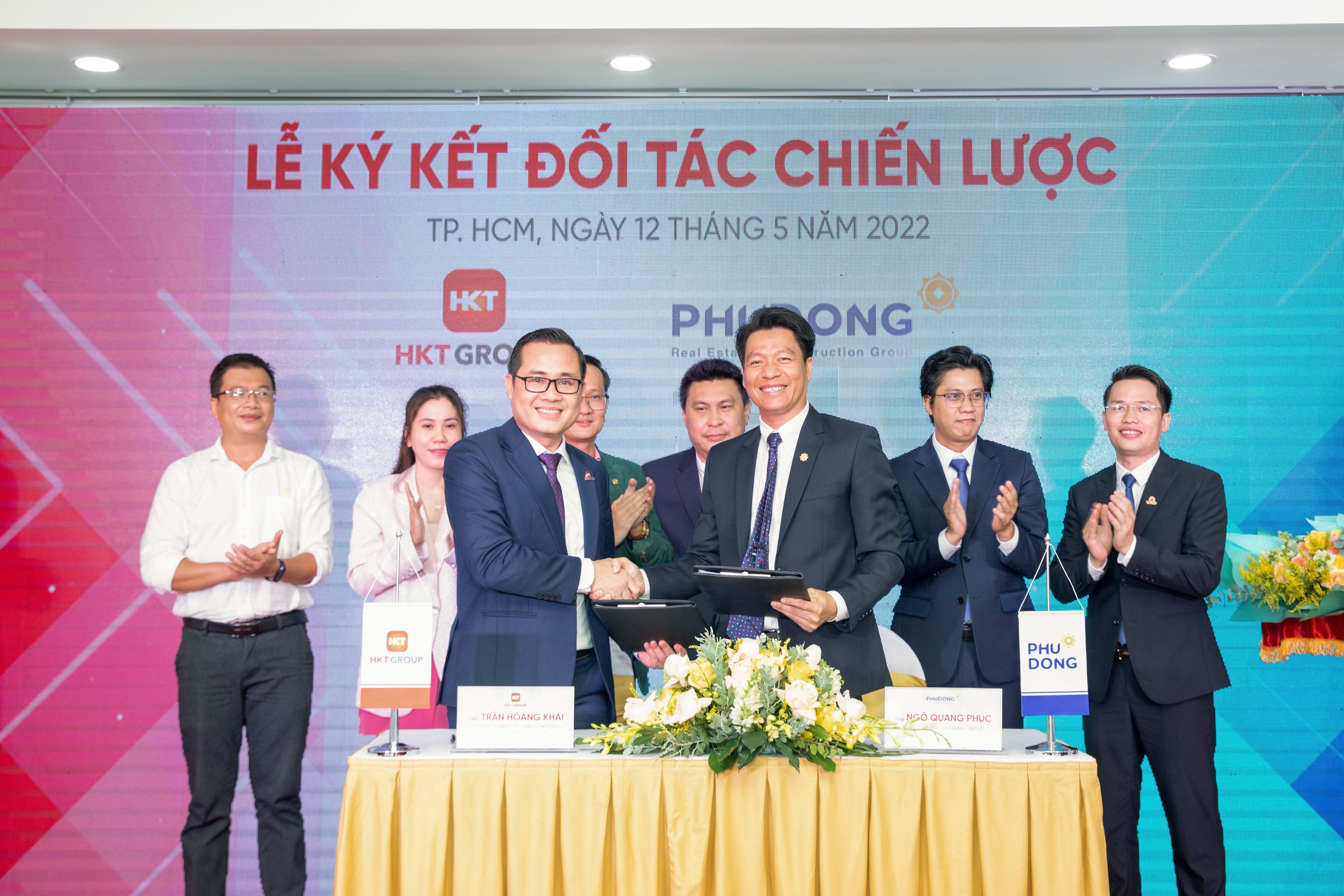 &Ocirc;ng Trần Ho&agrave;ng Khải - Tổng gi&aacute;m đốc HKT Group v&agrave; &ocirc;ng Ng&ocirc; Quang Ph&uacute;c - Tổng Gi&aacute;m đốc Ph&uacute; Đ&ocirc;ng Group thực hiện nghi thức k&yacute; kết.