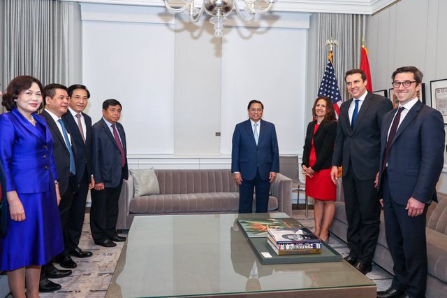 Thủ tướng gặp gỡ Ban l&atilde;nh đạo S&agrave;n giao dịch chứng kho&aacute;n New York. Ảnh - VGP.