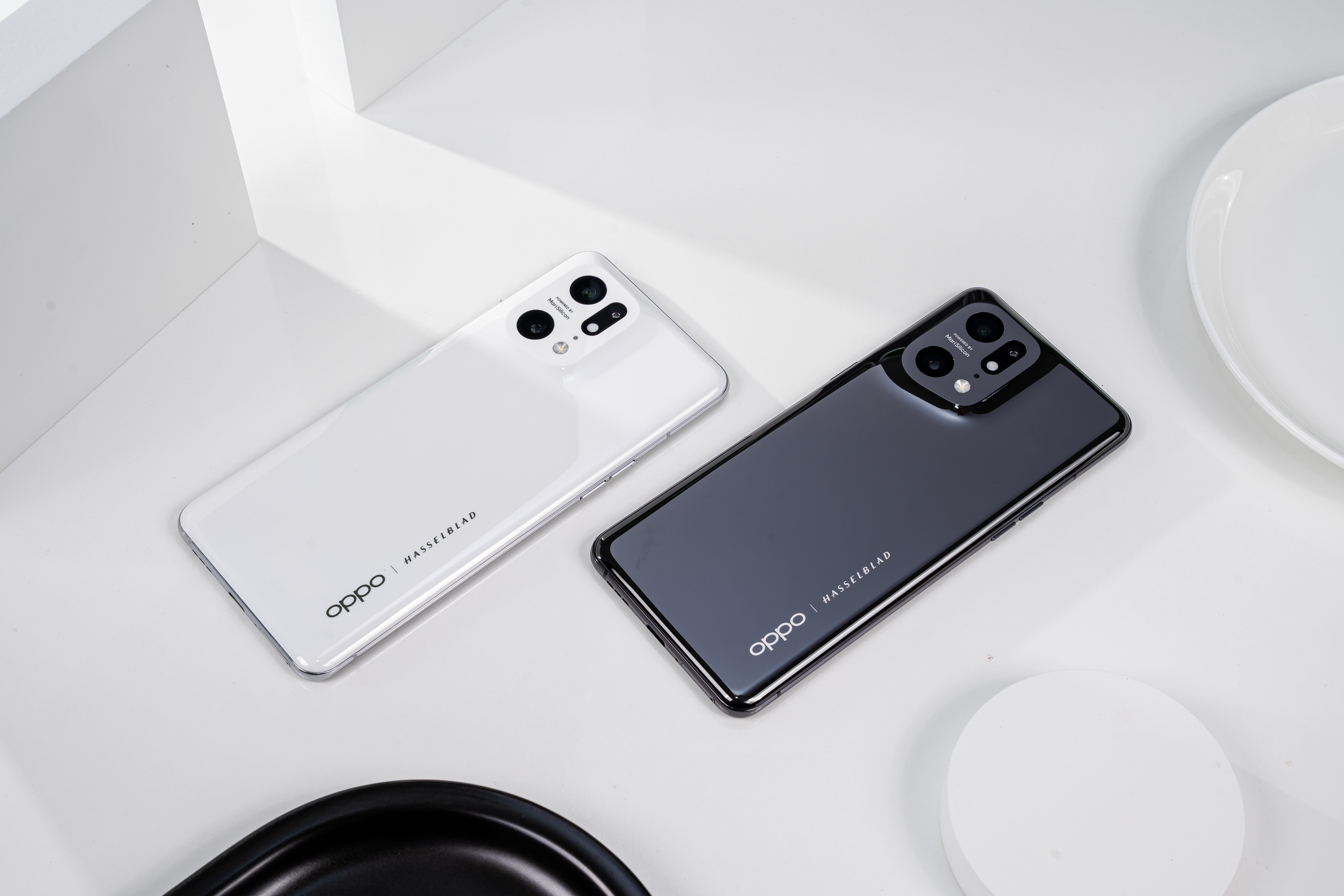 Hai sắc m&agrave;u mặt lưng bằng gốm cao cấp ấn tượng của Find X5 Pro.