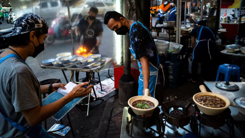 Một số sạp PG88 xổ số, casino, bóng đá ở Bangkok - Ảnh: Reuters