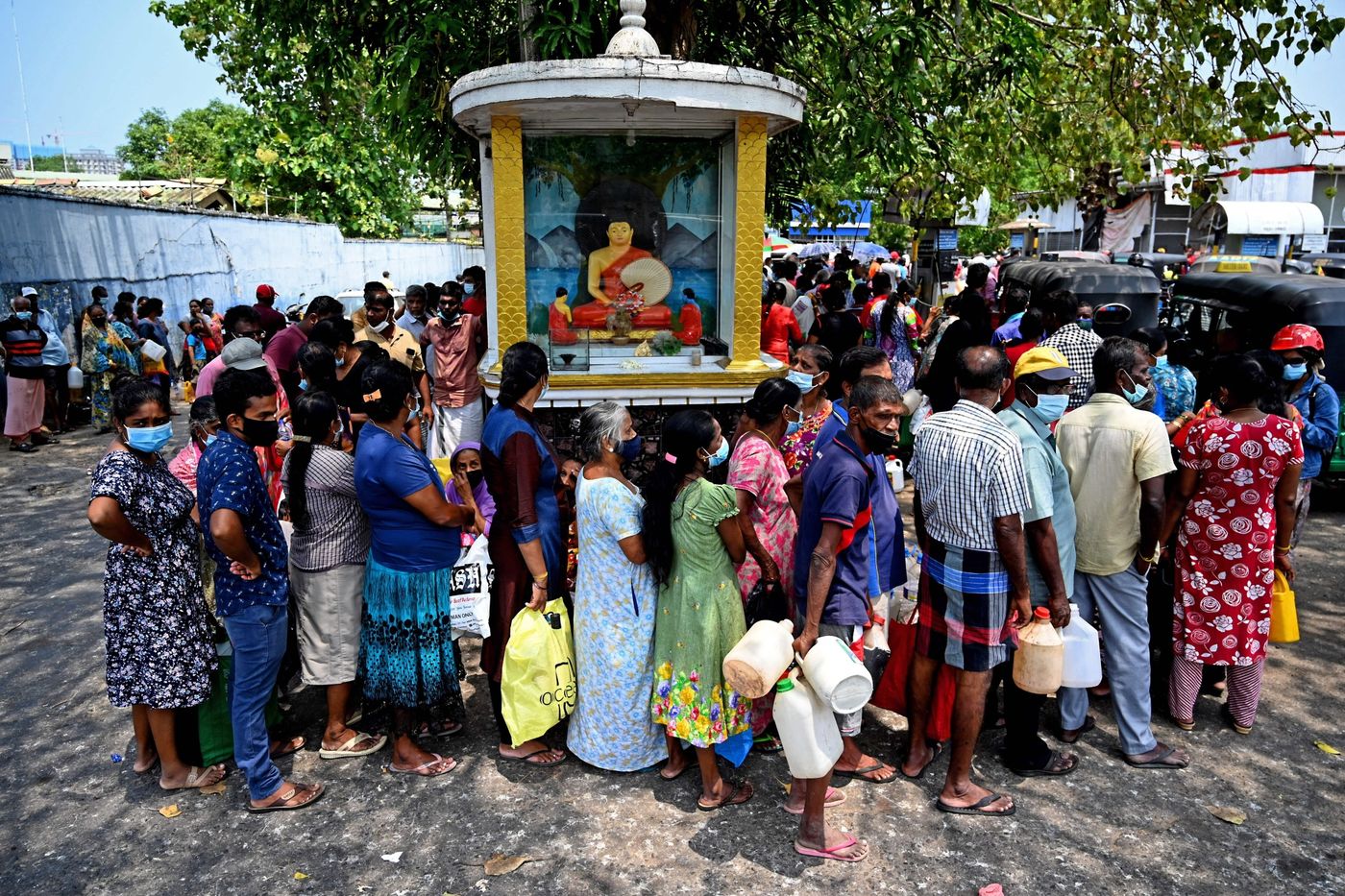 Người dân xếp hàng chờ mua xăng tại một trạm xăng ở thủ đô Colombo của Sri Lanka - Ảnh: Getty/CNBC.