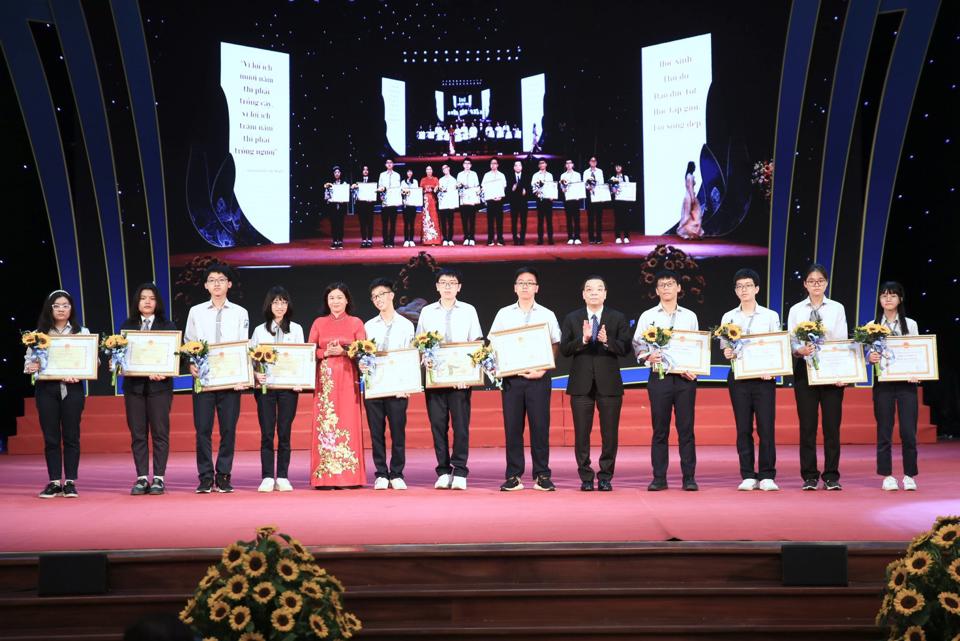 Ph&oacute; B&iacute; thư Thường trực Th&agrave;nh ủy Nguyễn Thị Tuyến v&agrave; Chủ tịch UBND TP Chu Ngọc Anh trao Bằng khen cho c&aacute;c học sinh.