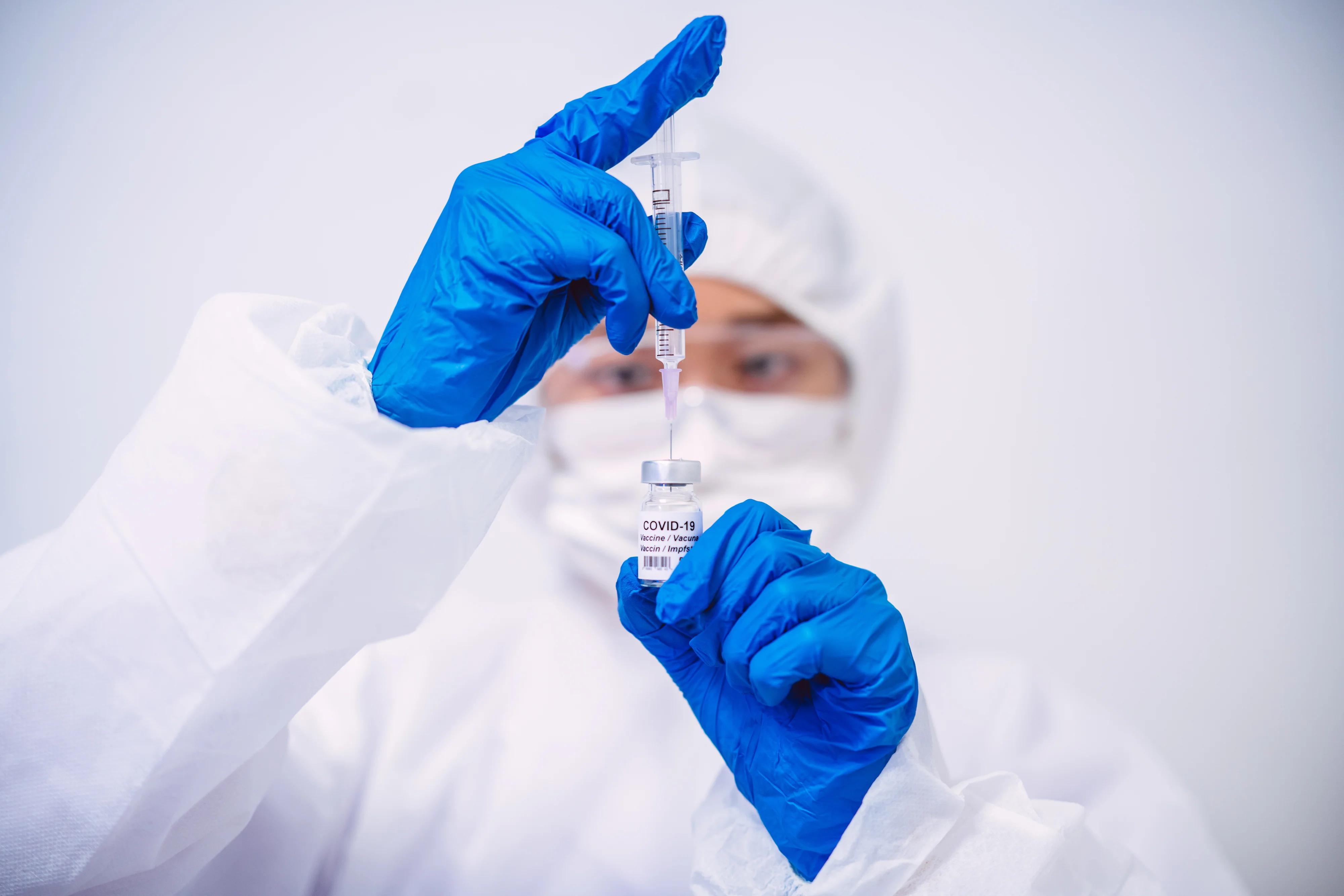 Một số quốc gia đang c&acirc;n nhắc&nbsp;ti&ecirc;m nhắc lại vaccine ngừa Covid-19 mỗi năm v&agrave; mũi ti&ecirc;m n&agrave;y c&oacute; thể tiến h&agrave;nh c&ugrave;ng với vaccine ph&ograve;ng c&uacute;m m&ugrave;a.&nbsp;