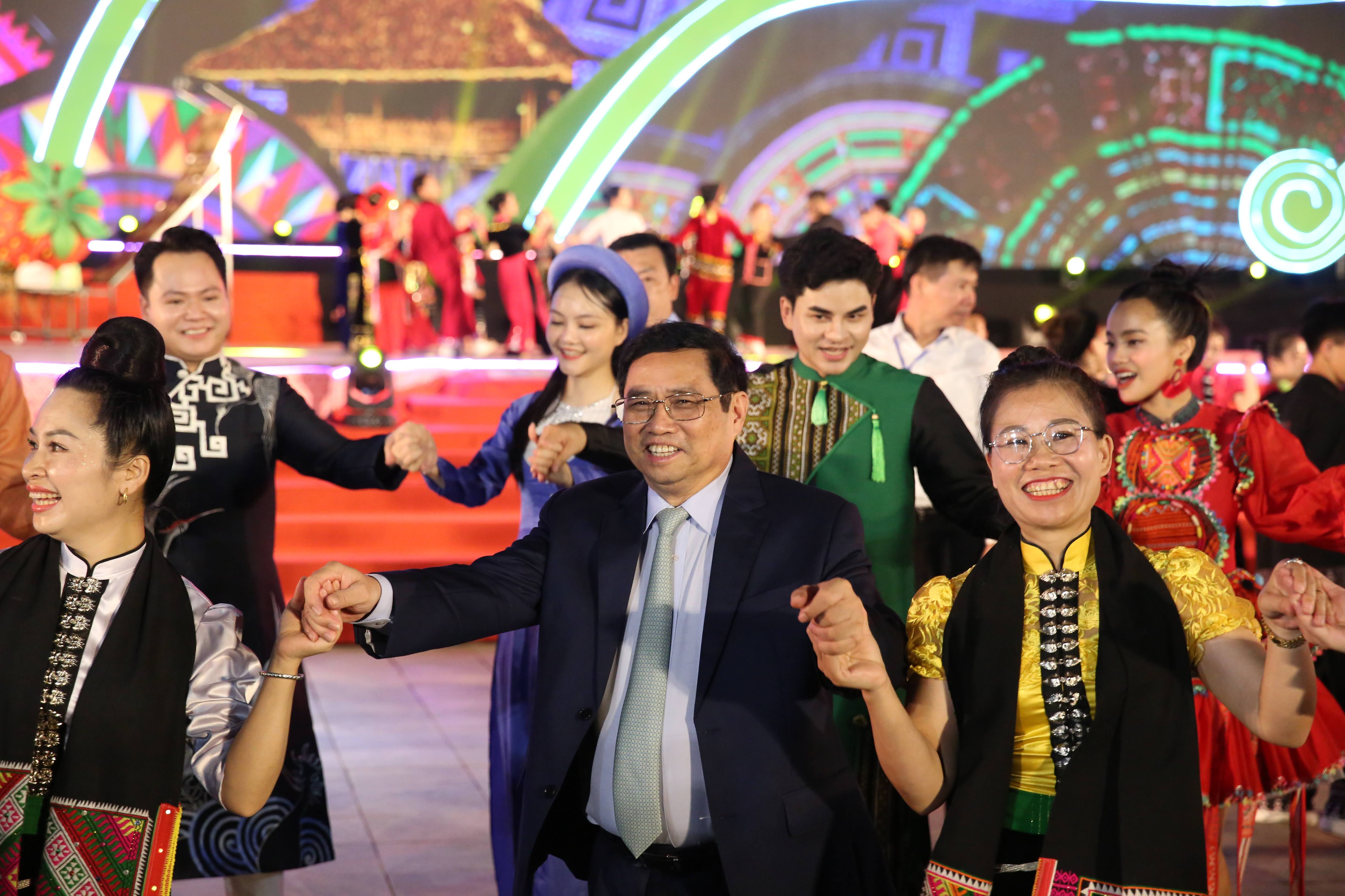 Thủ tướng Phạm Minh Ch&iacute;nh tham gia v&ograve;ng x&ograve;e.