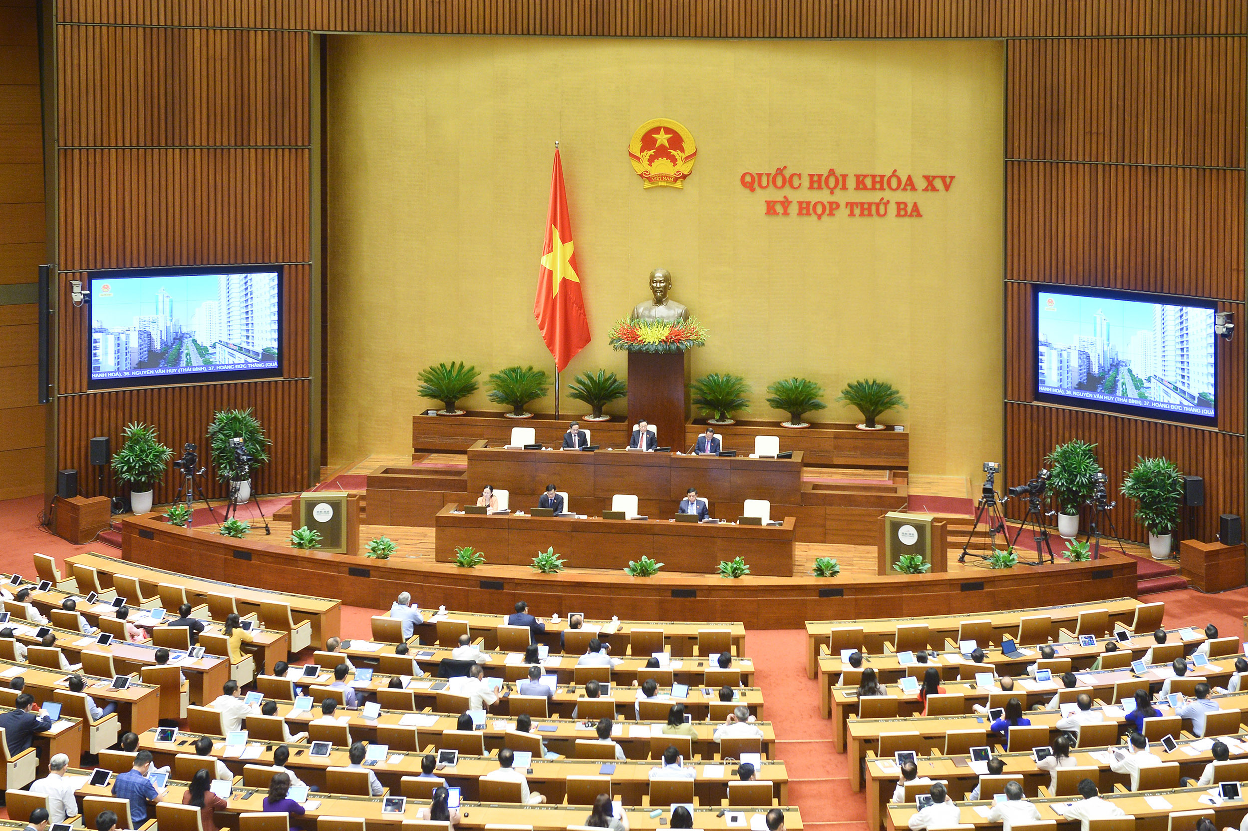 To&agrave;n cảnh phi&ecirc;n thảo luận - Ảnh: Quochoi.vn